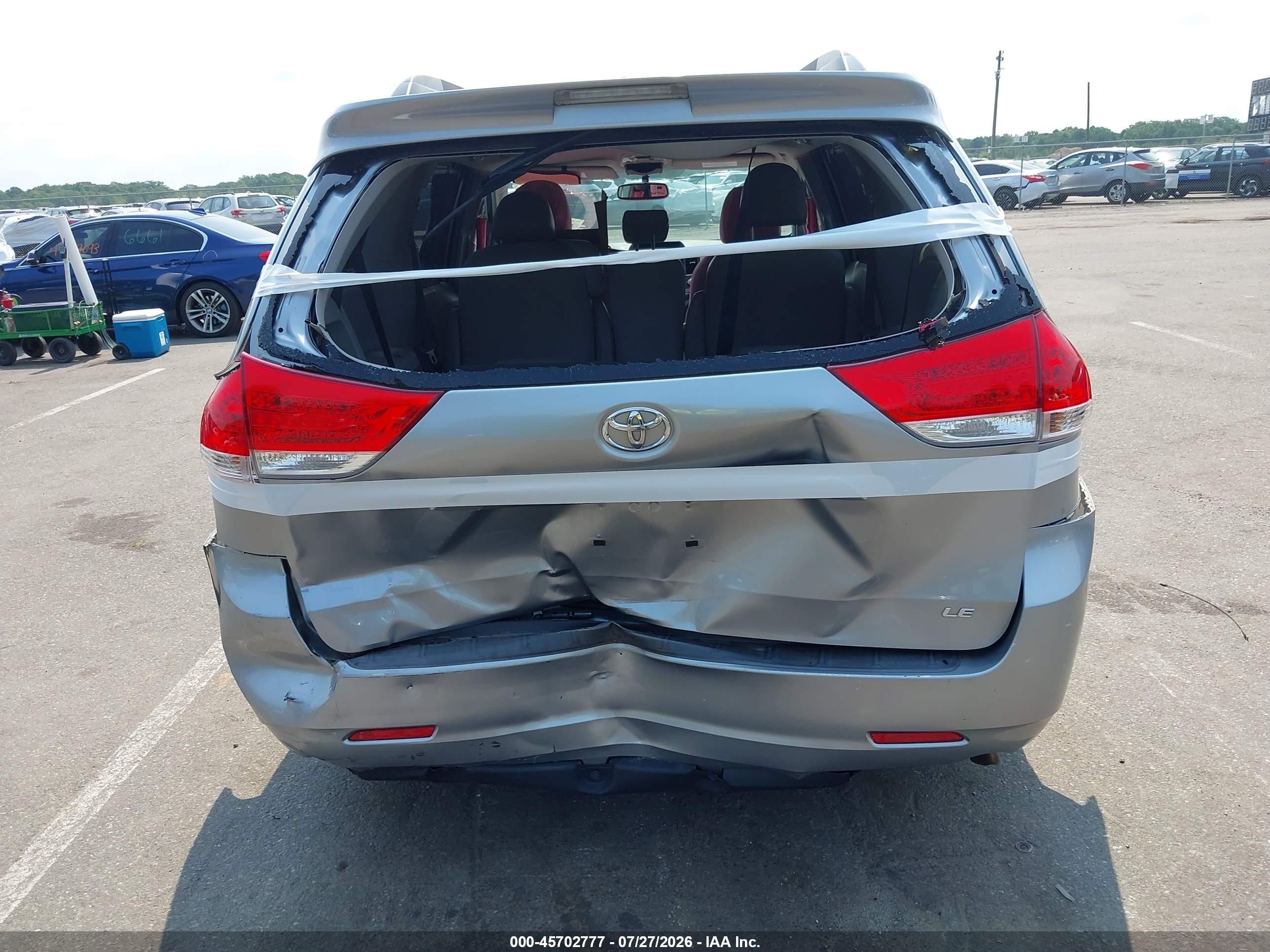 2011 Toyota Sienna Le V6 Silver vin: 5TDKK3DCXBS048842