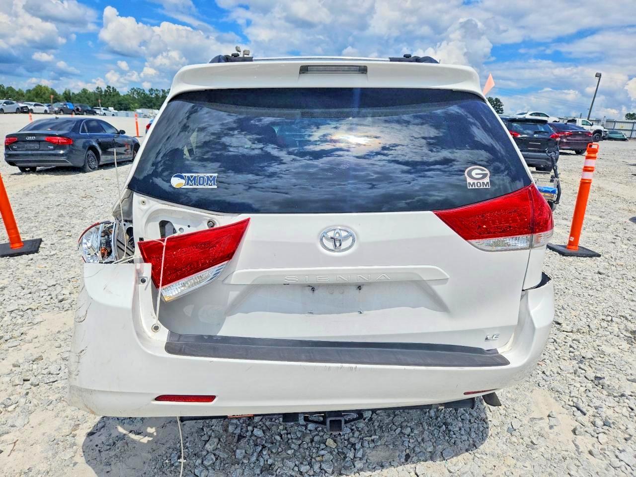 2011 Toyota Sienna Le Белый vin: 5TDKK3DCXBS050994
