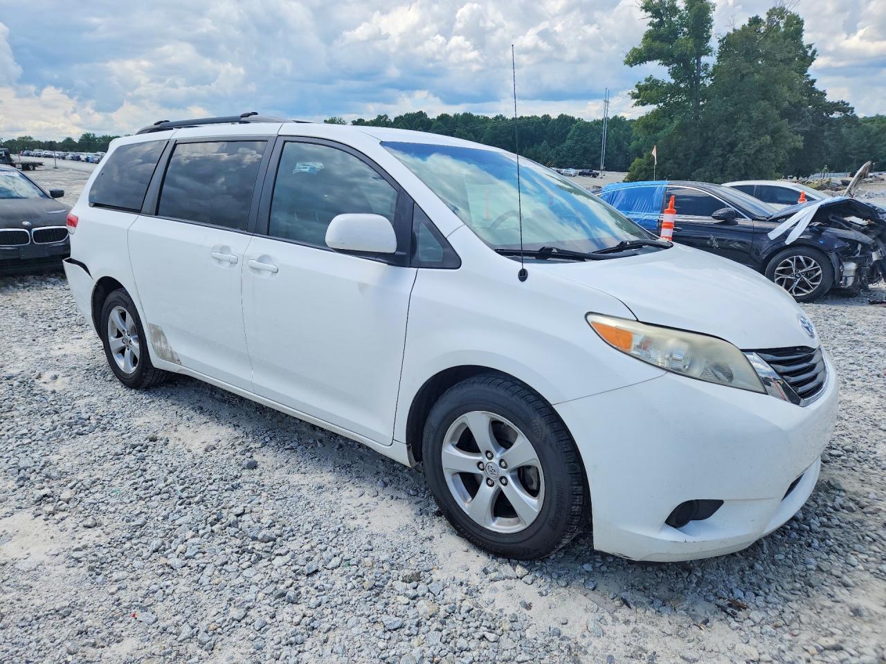 2011 Toyota Sienna Le Белый vin: 5TDKK3DCXBS050994