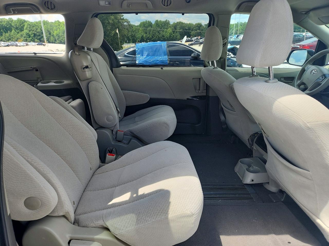 2011 Toyota Sienna Le Белый vin: 5TDKK3DCXBS050994