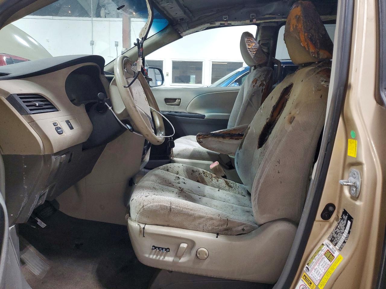 2011 Toyota Sienna Le Tan vin: 5TDKK3DCXBS062658