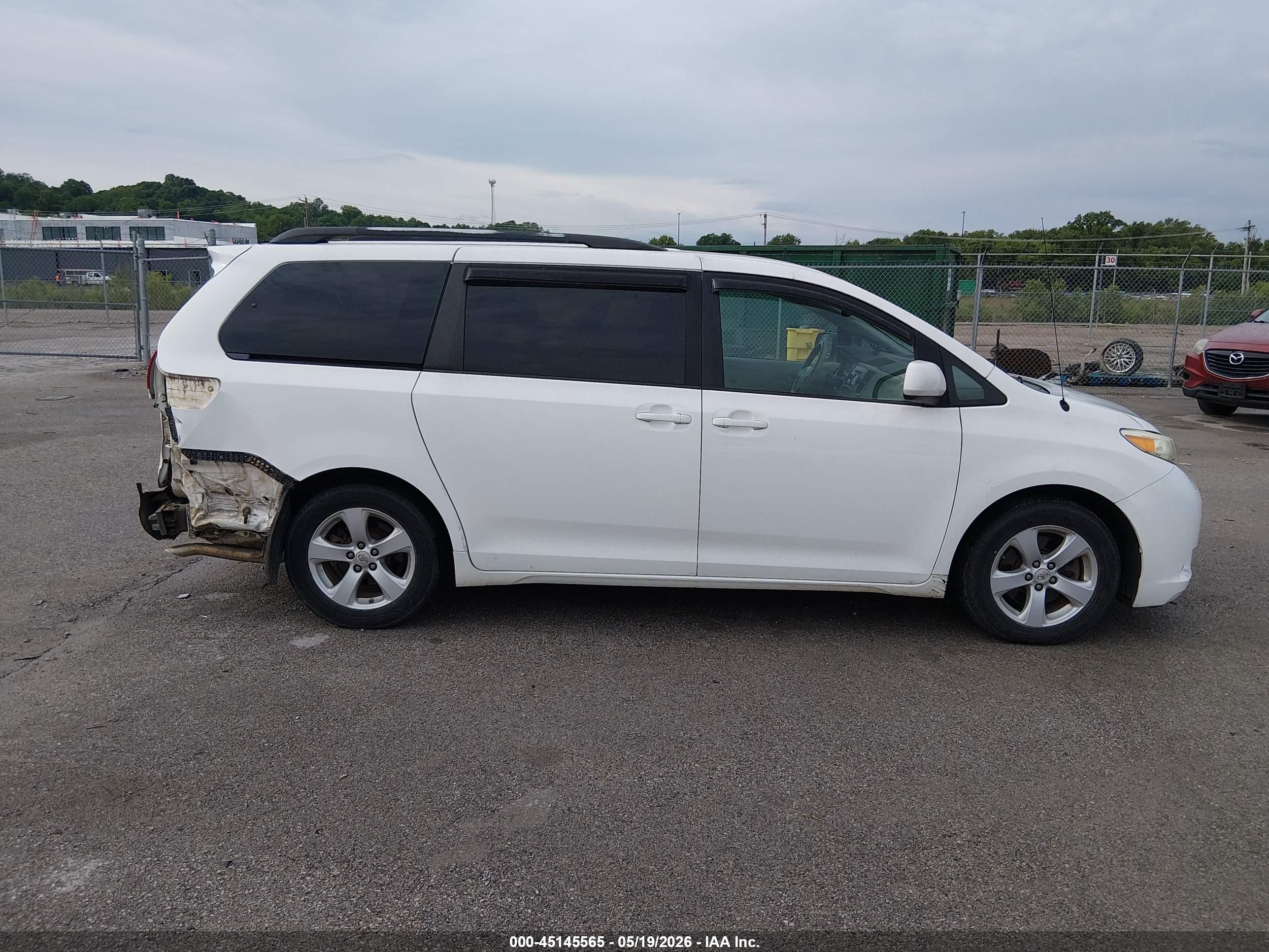 2011 Toyota Sienna Le V6 White vin: 5TDKK3DCXBS071828