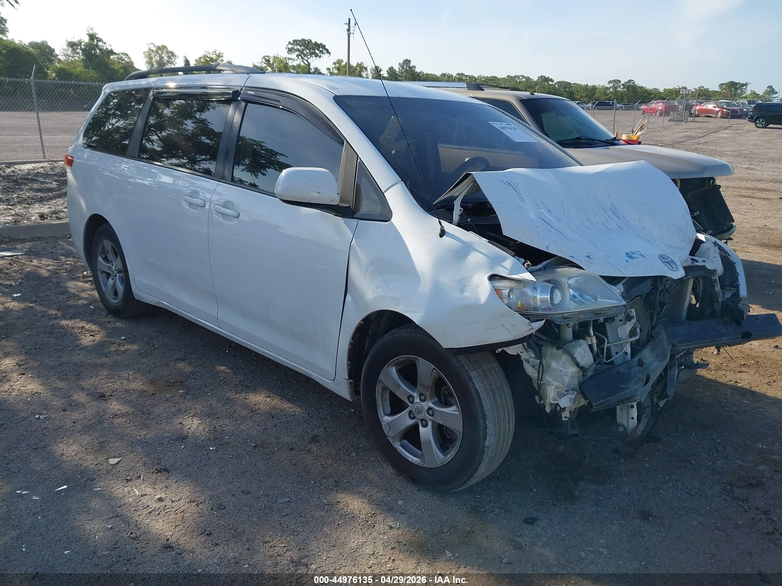 2011 Toyota Sienna Le V6/le V6 Auto Access Seat White vin: 5TDKK3DCXBS087558