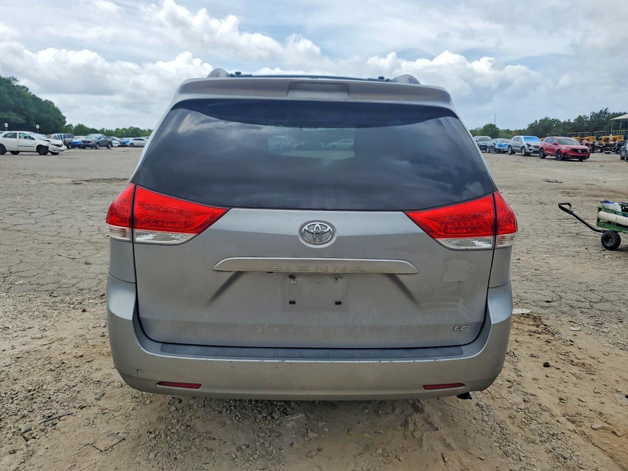 2011 Toyota Sienna Le Silver vin: 5TDKK3DCXBS104987