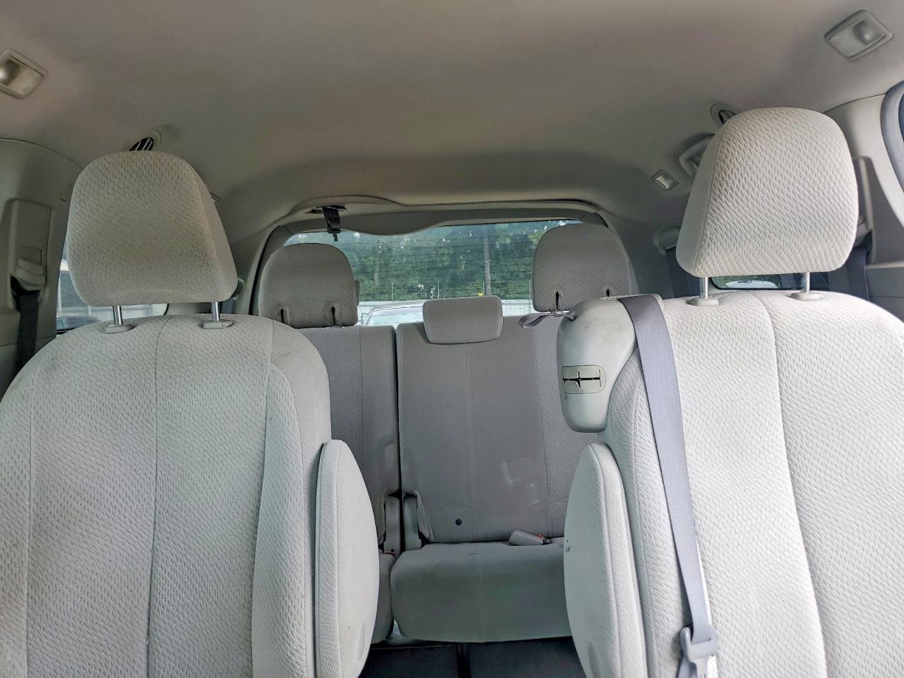 2011 Toyota Sienna Le Silver vin: 5TDKK3DCXBS104987