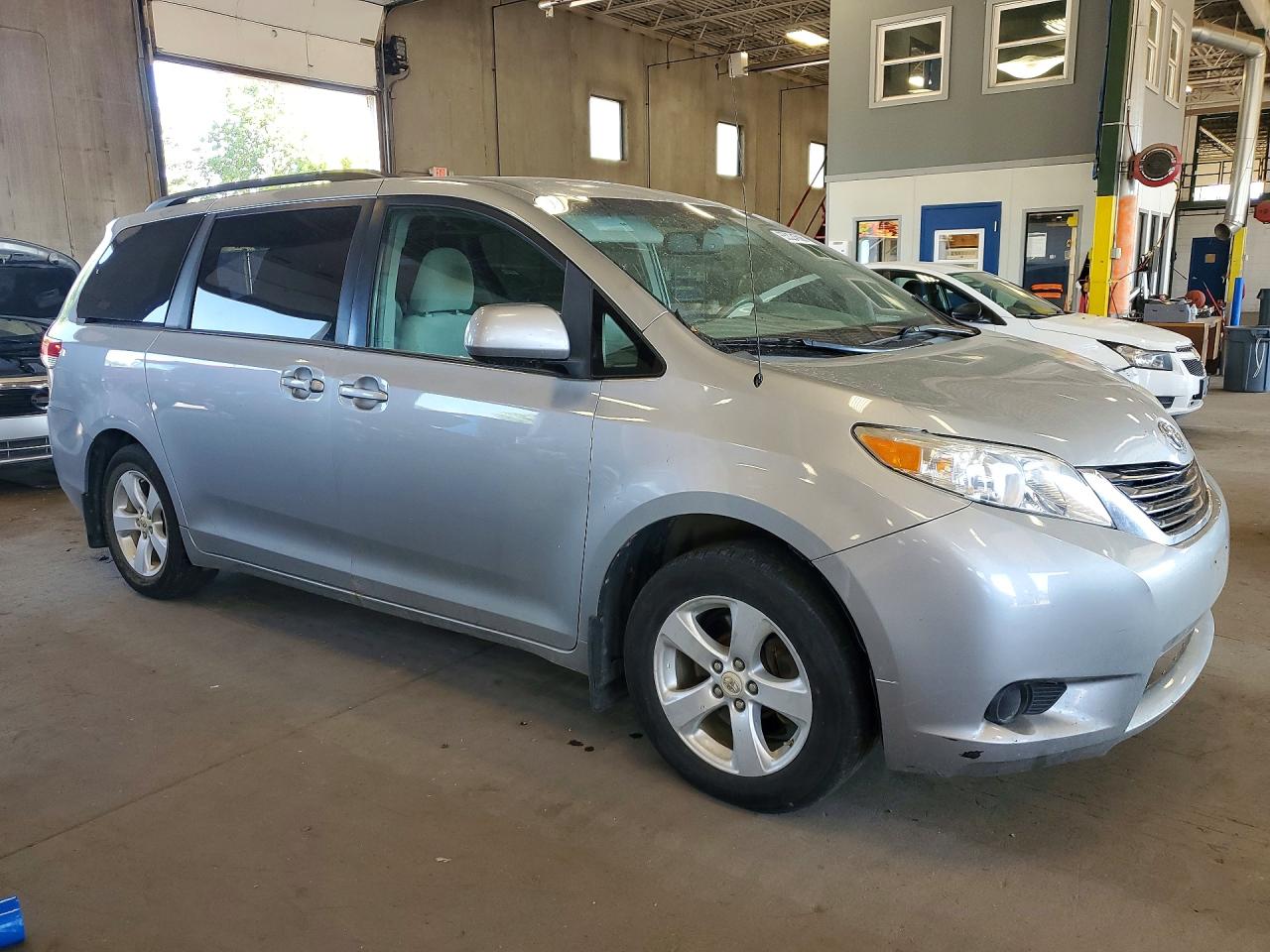 2011 Toyota Sienna Le Silver vin: 5TDKK3DCXBS109929