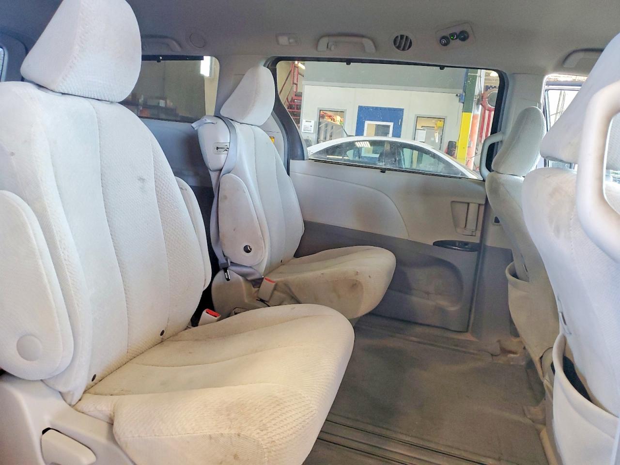 2011 Toyota Sienna Le Silver vin: 5TDKK3DCXBS109929