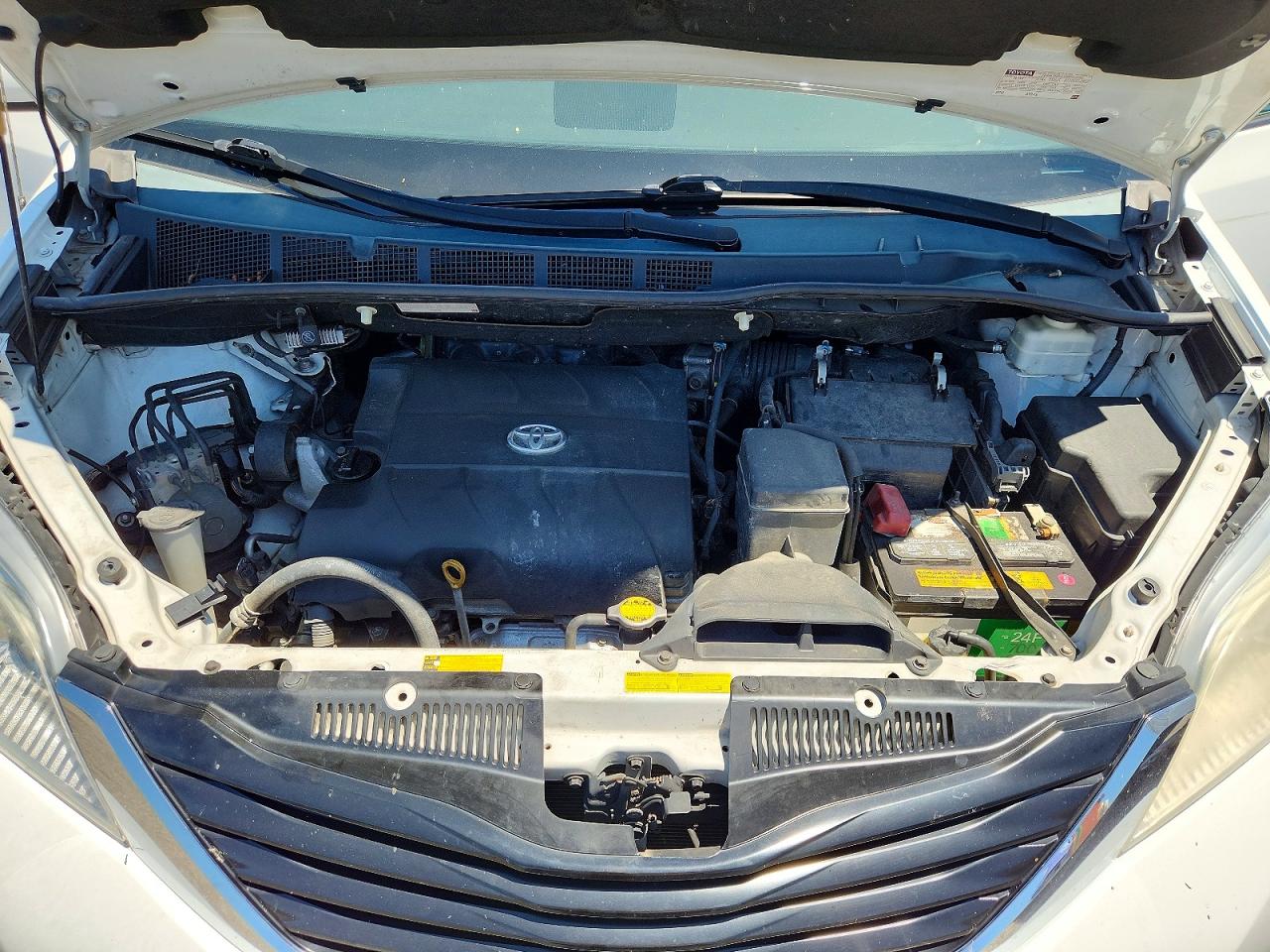 2011 Toyota Sienna Le White vin: 5TDKK3DCXBS110627
