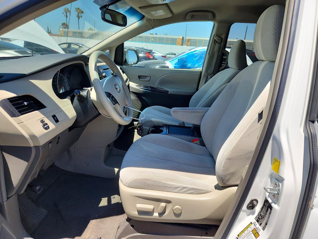 2011 Toyota Sienna Le White vin: 5TDKK3DCXBS110627