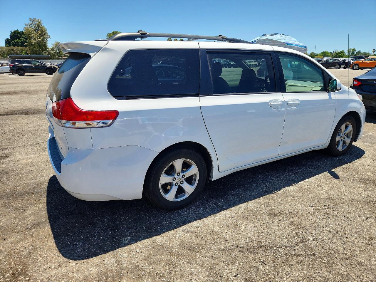 2011 Toyota Sienna Le White vin: 5TDKK3DCXBS110627