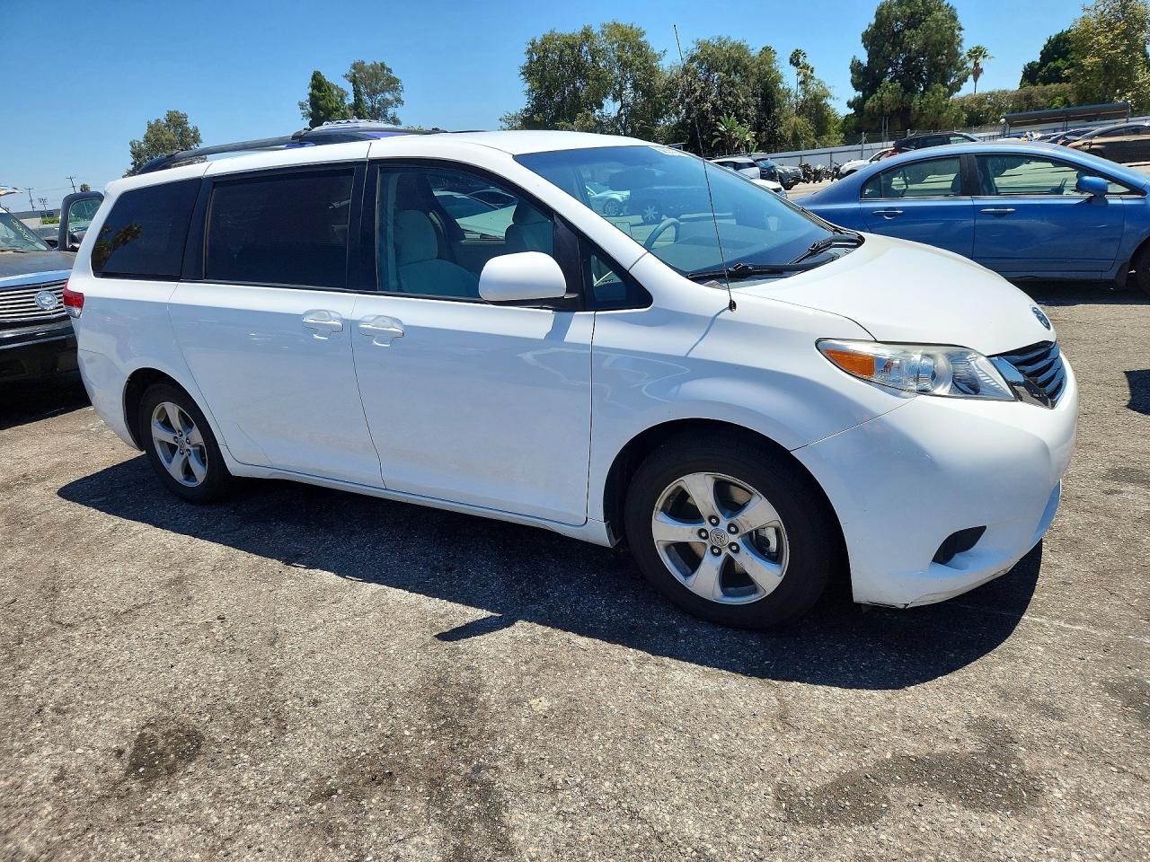 2011 Toyota Sienna Le White vin: 5TDKK3DCXBS110627