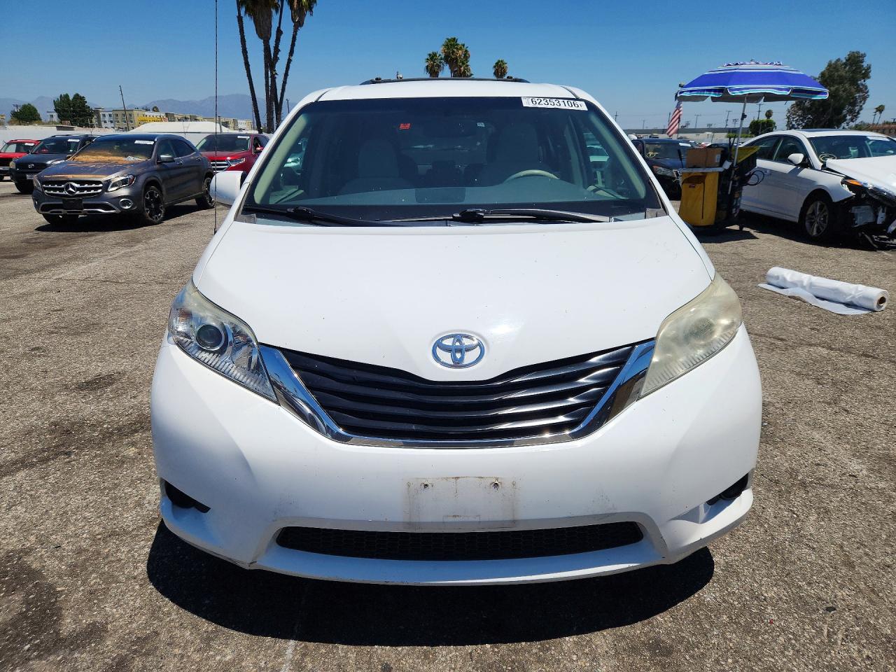 2011 Toyota Sienna Le White vin: 5TDKK3DCXBS110627