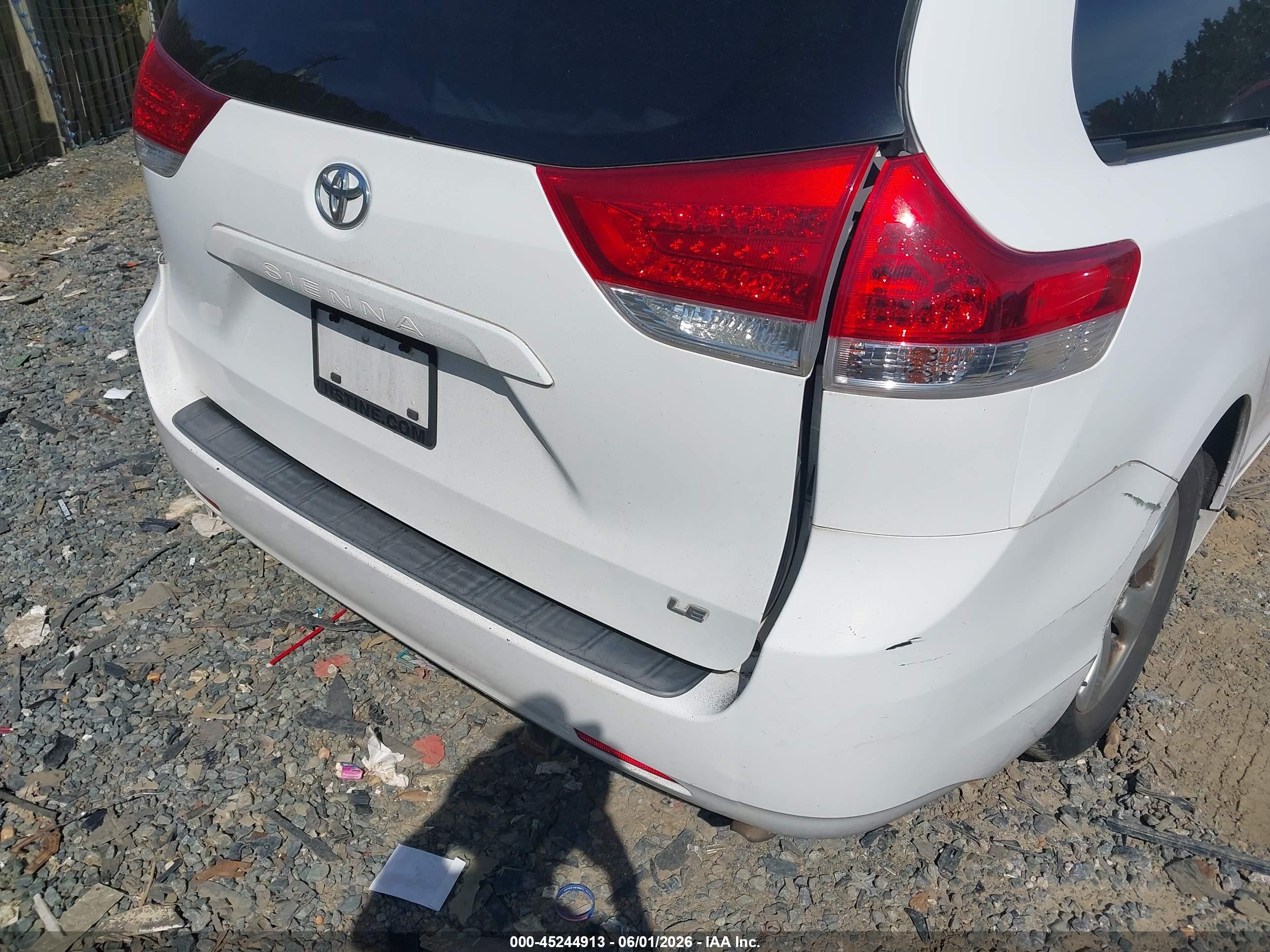2011 Toyota Sienna Le V6 Белый vin: 5TDKK3DCXBS110871