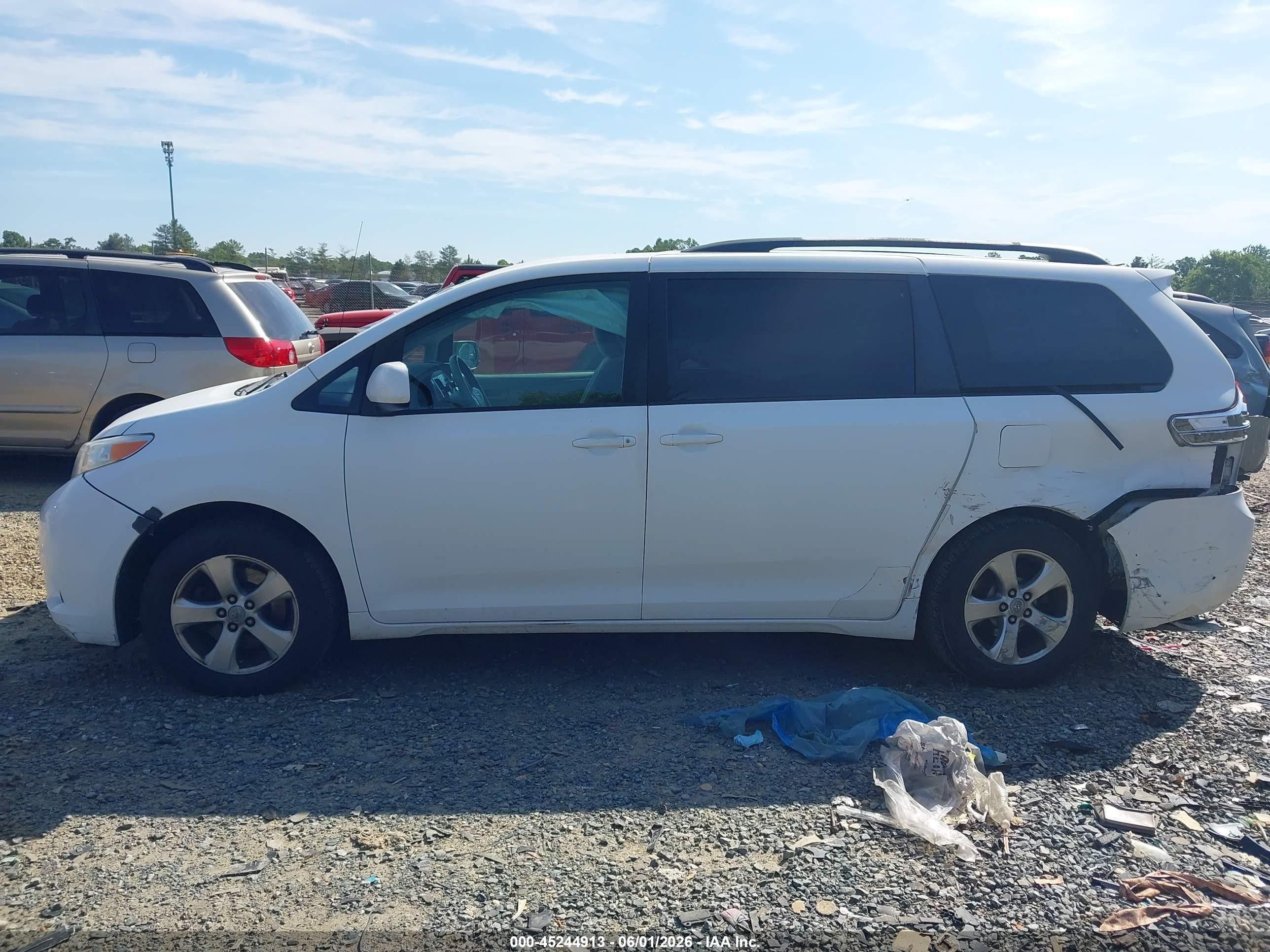 2011 Toyota Sienna Le V6 Белый vin: 5TDKK3DCXBS110871