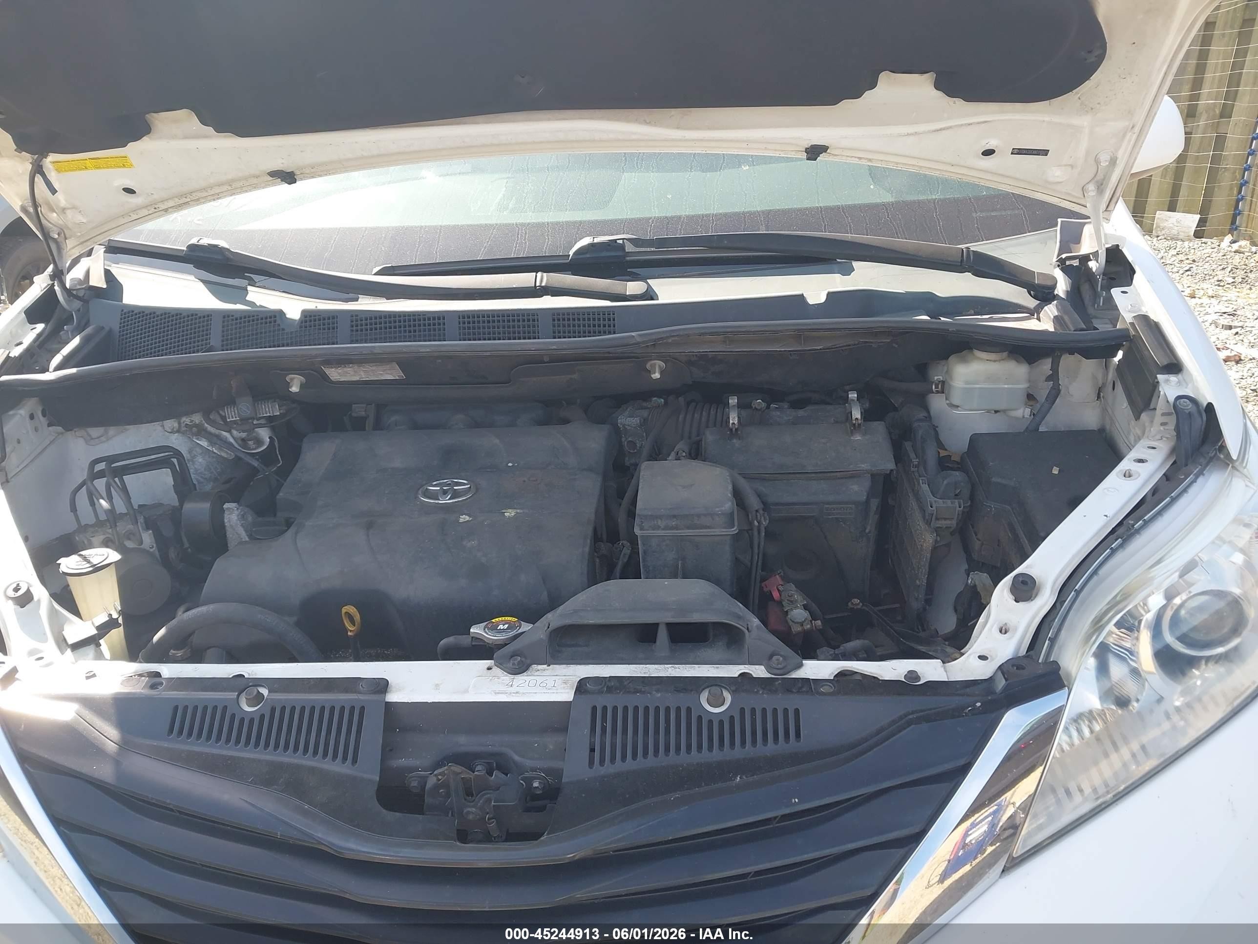 2011 Toyota Sienna Le V6 Белый vin: 5TDKK3DCXBS110871