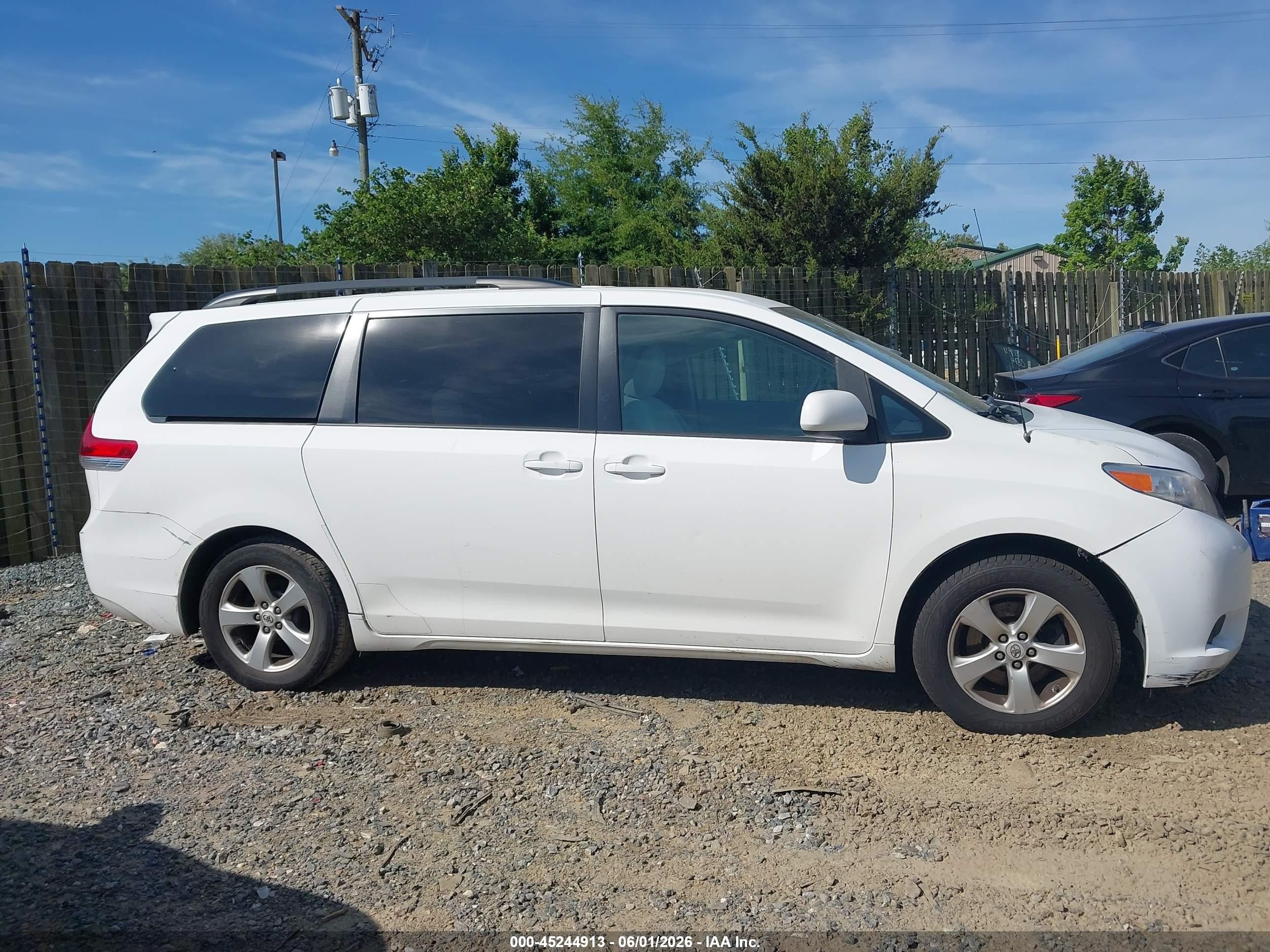 2011 Toyota Sienna Le V6 Белый vin: 5TDKK3DCXBS110871