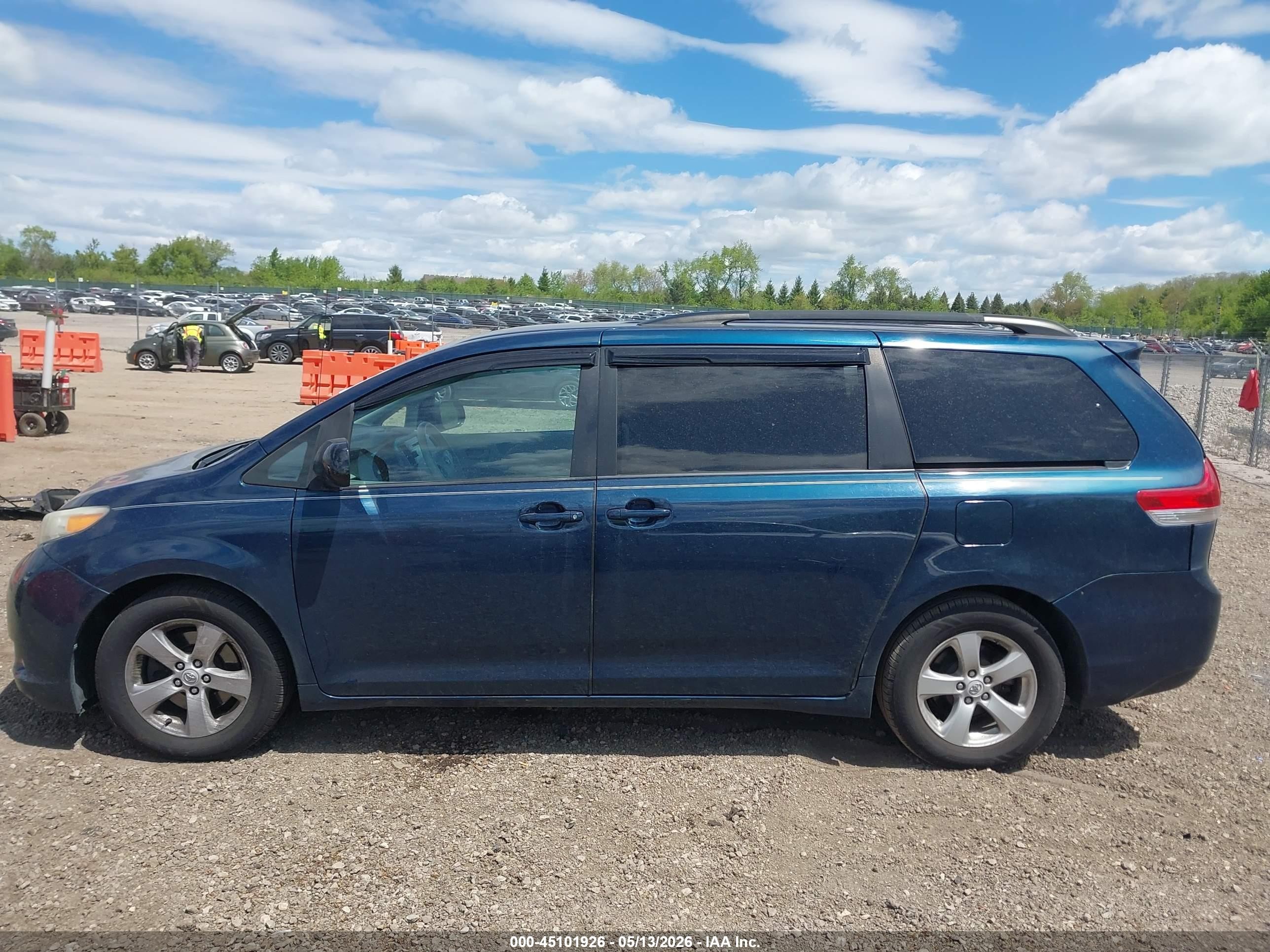2011 Toyota Sienna Le V6 Dark Blue vin: 5TDKK3DCXBS129288