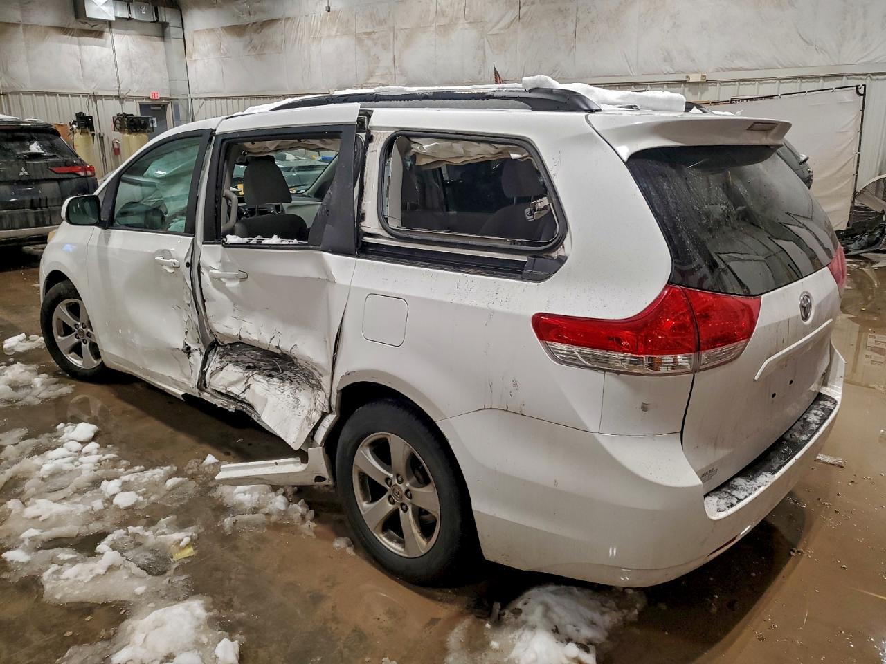 2011 Toyota Sienna Le White vin: 5TDKK3DCXBS136628