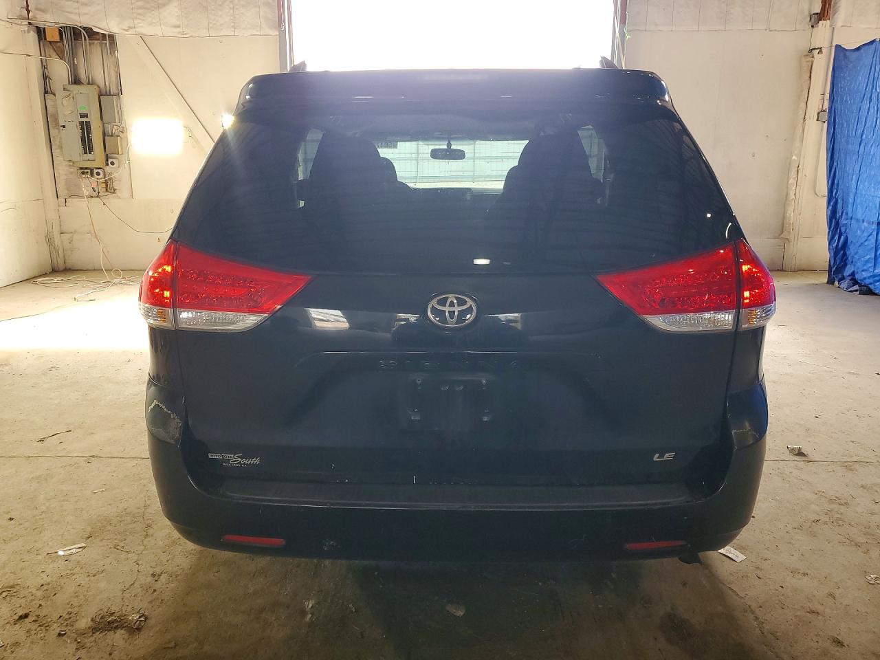2011 Toyota Sienna Le Black vin: 5TDKK3DCXBS152568