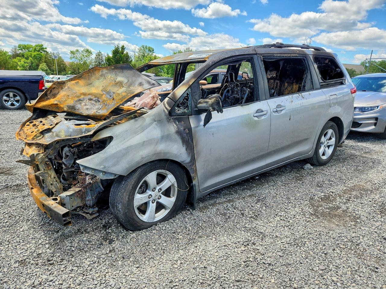2011 Toyota Sienna Le Серебряный vin: 5TDKK3DCXBS153476