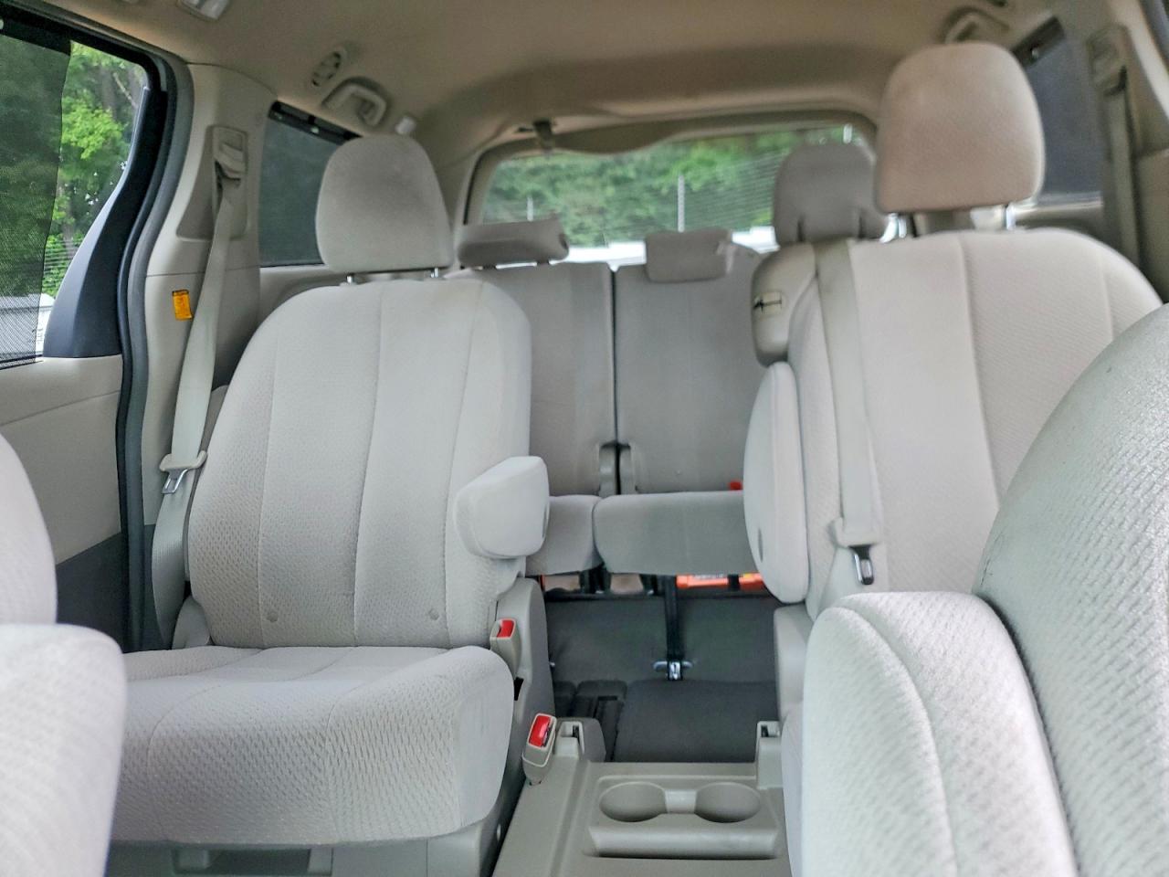 2011 Toyota Sienna Le Silver vin: 5TDKK3DCXBS166342