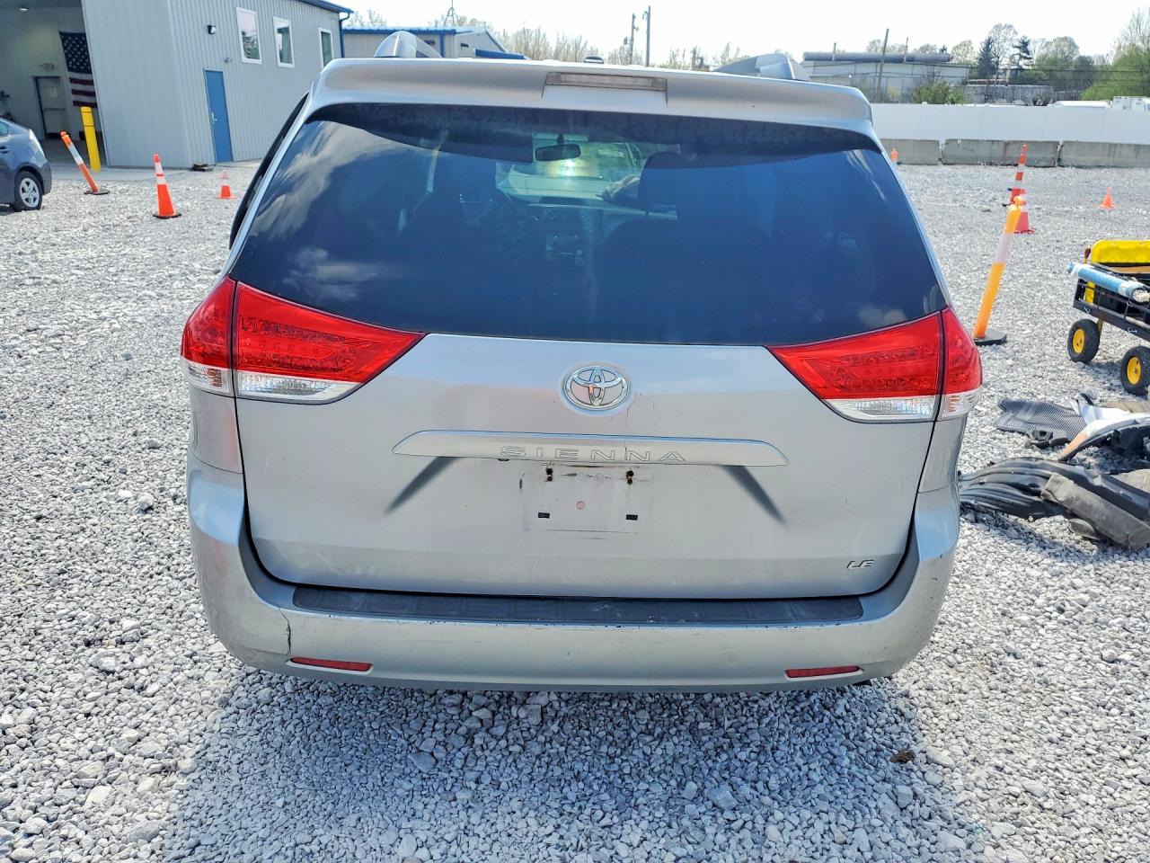 2011 Toyota Sienna Le Silver vin: 5TDKK3DCXBS168818