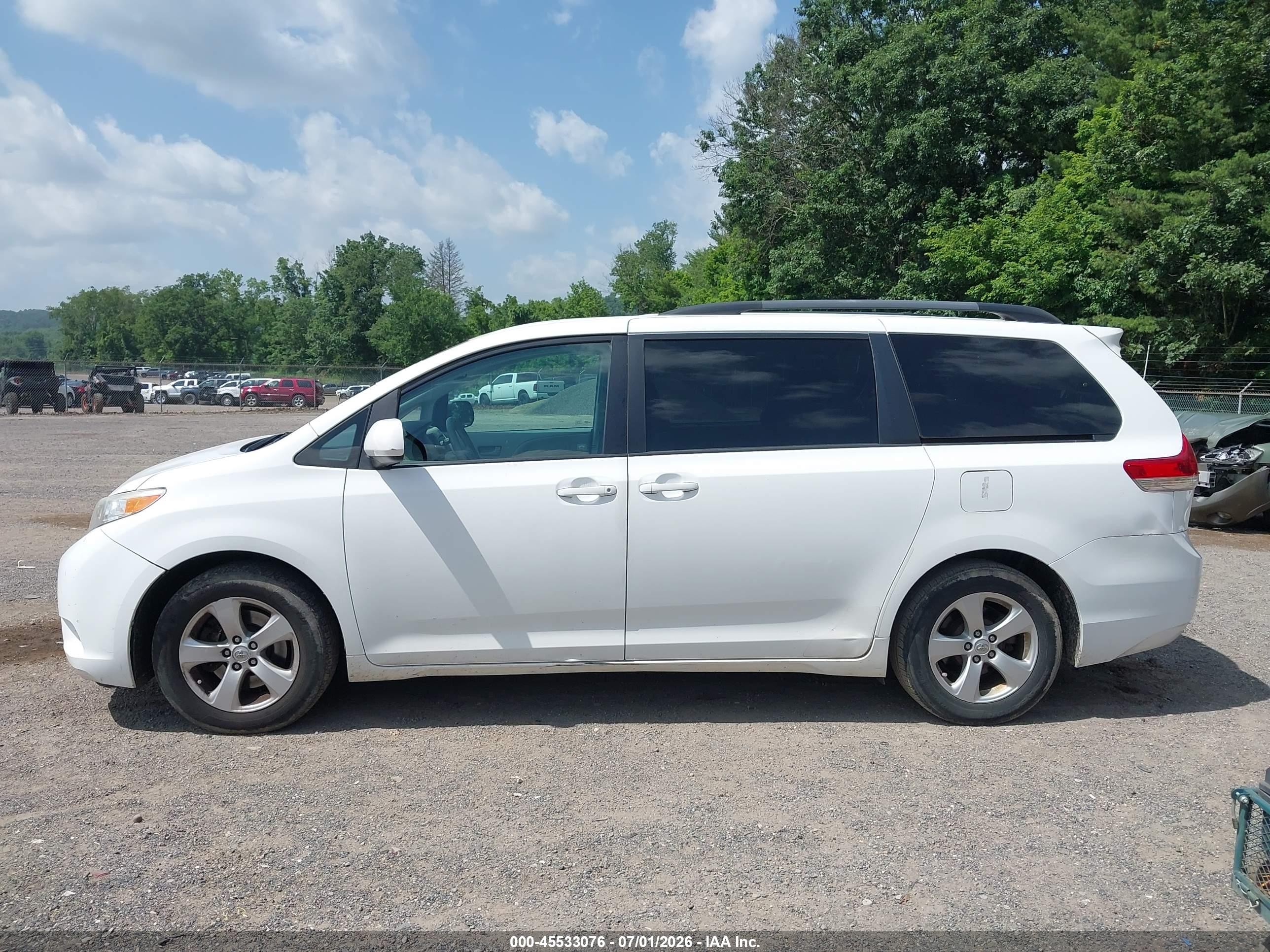 2012 Toyota Sienna Le V6 8 Passenger White vin: 5TDKK3DCXCS176189
