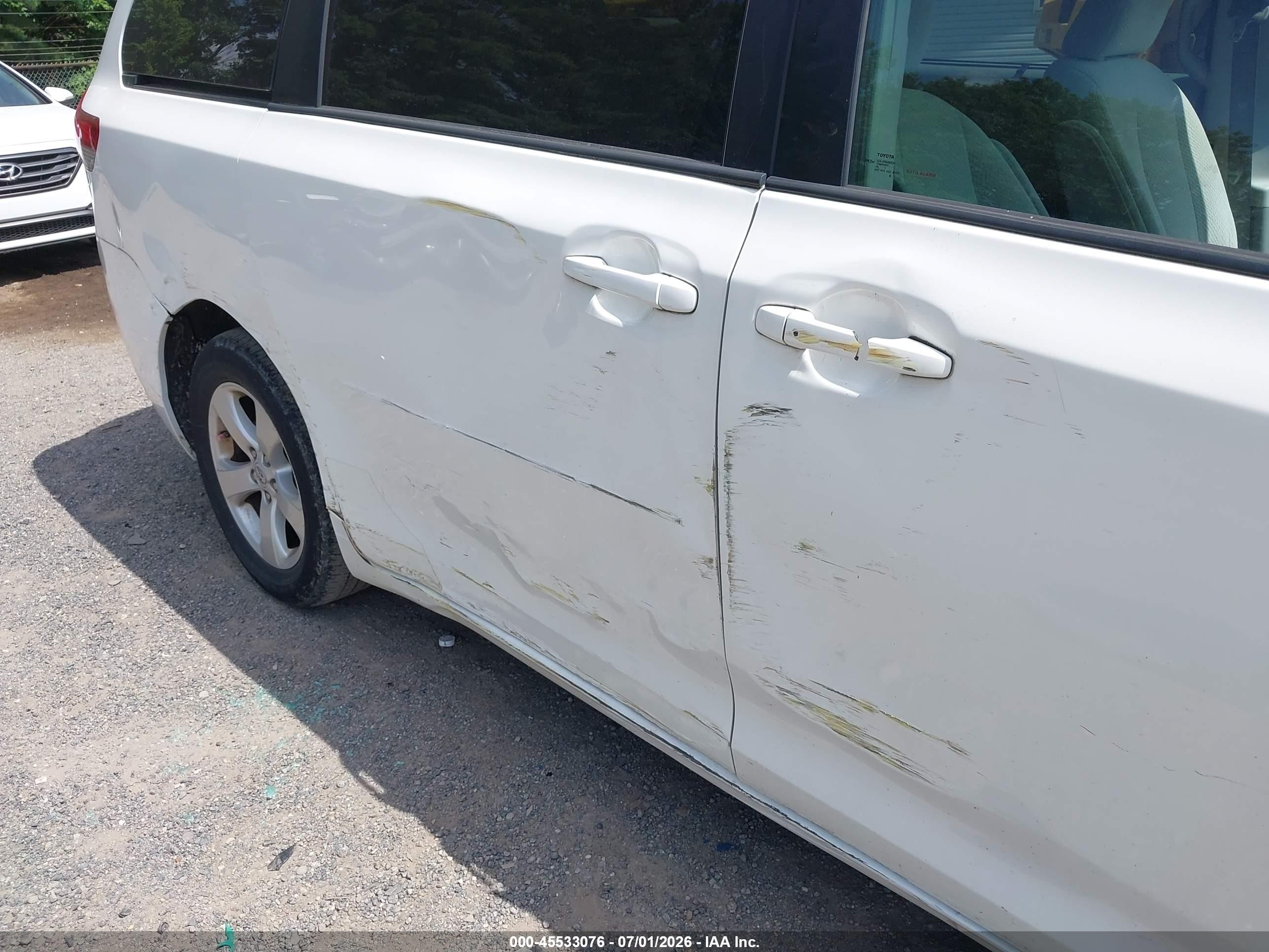 2012 Toyota Sienna Le V6 8 Passenger White vin: 5TDKK3DCXCS176189