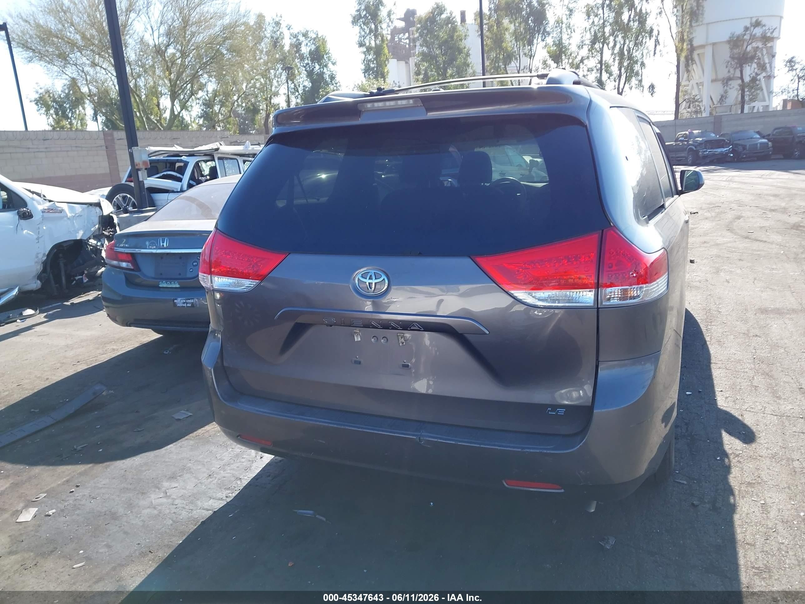 2012 Toyota Sienna Le V6 8 Passenger Gray vin: 5TDKK3DCXCS193381