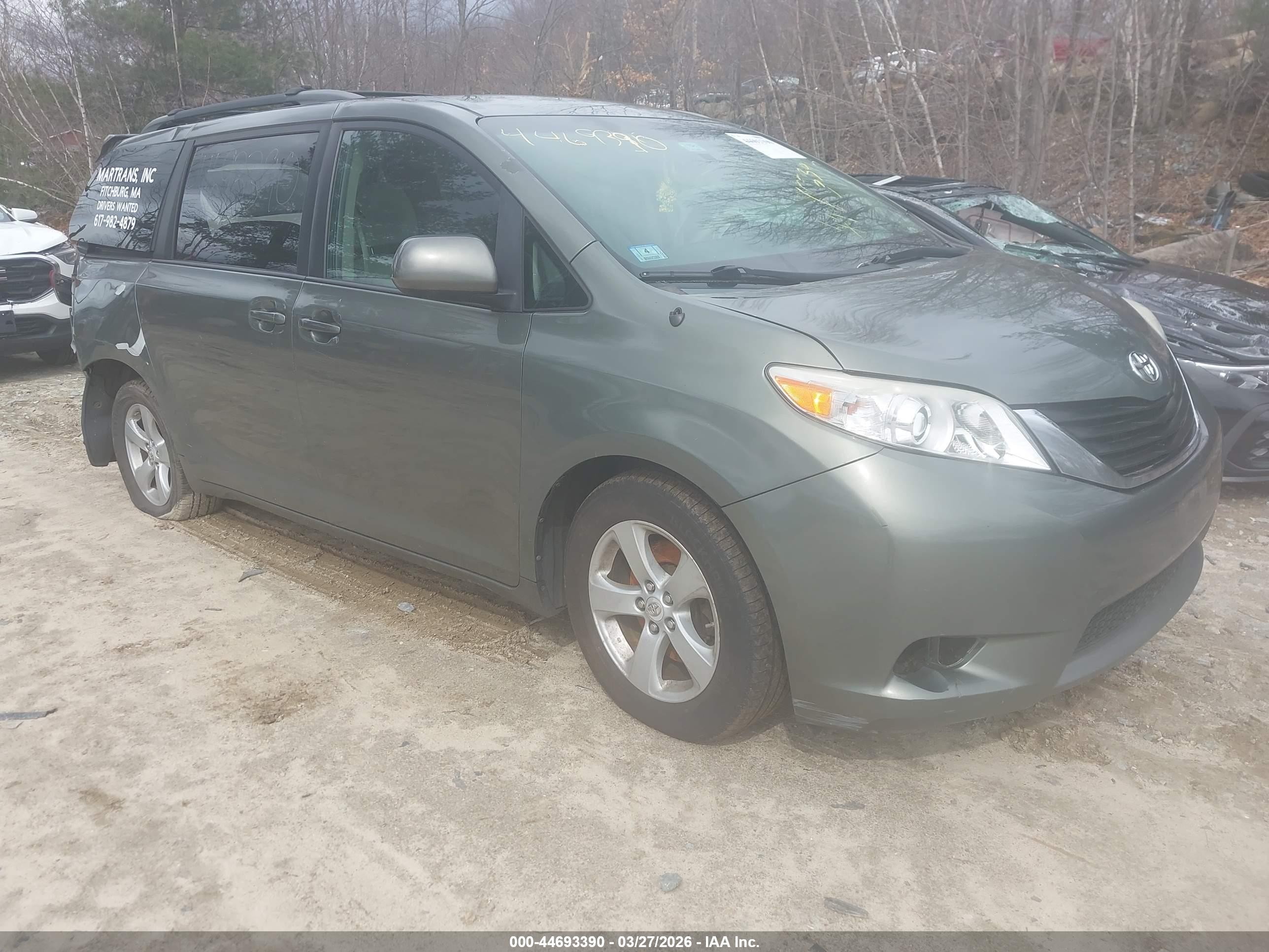 2012 Toyota Sienna Le V6 8 Passenger Green vin: 5TDKK3DCXCS212687