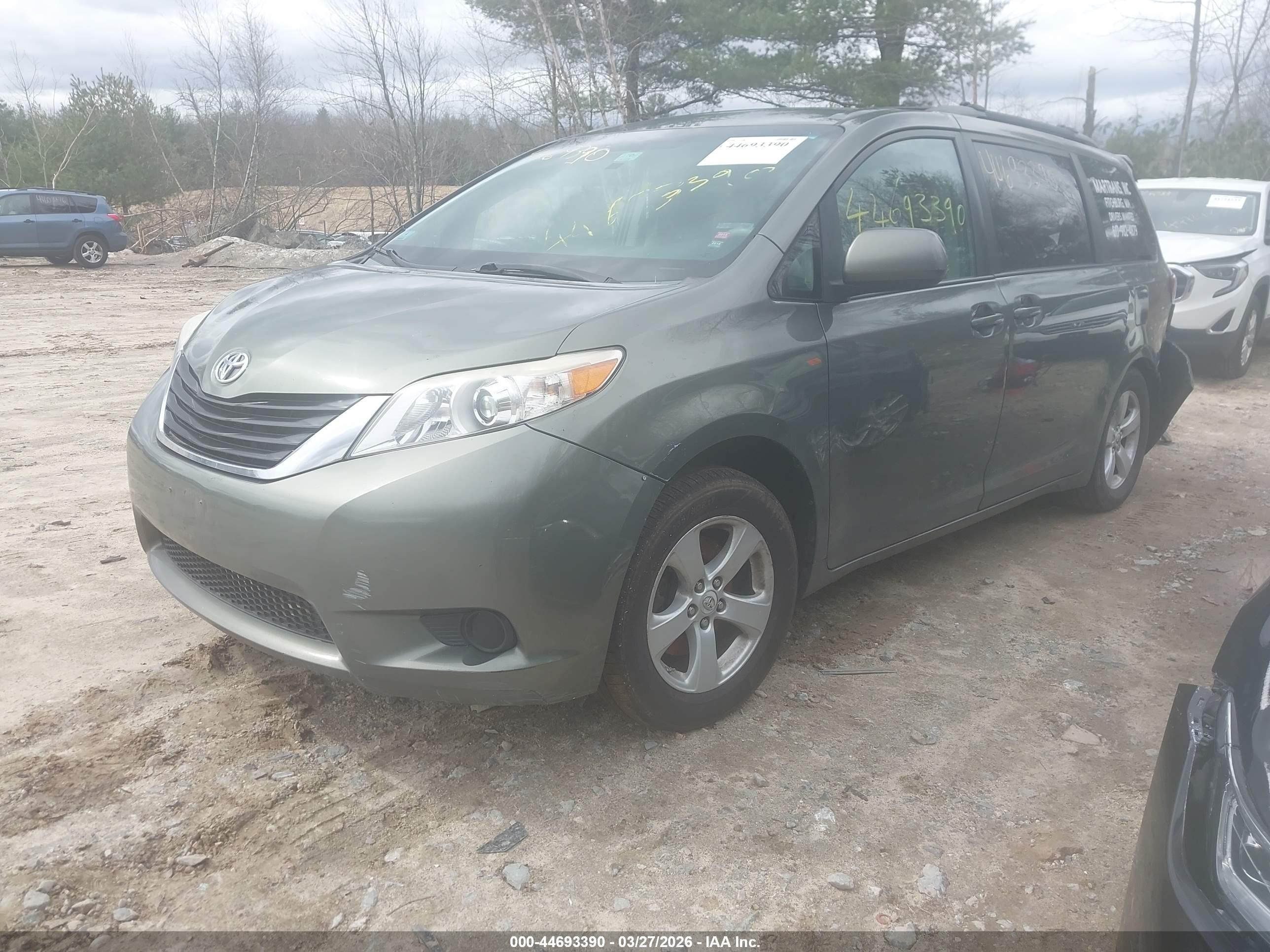 2012 Toyota Sienna Le V6 8 Passenger Green vin: 5TDKK3DCXCS212687