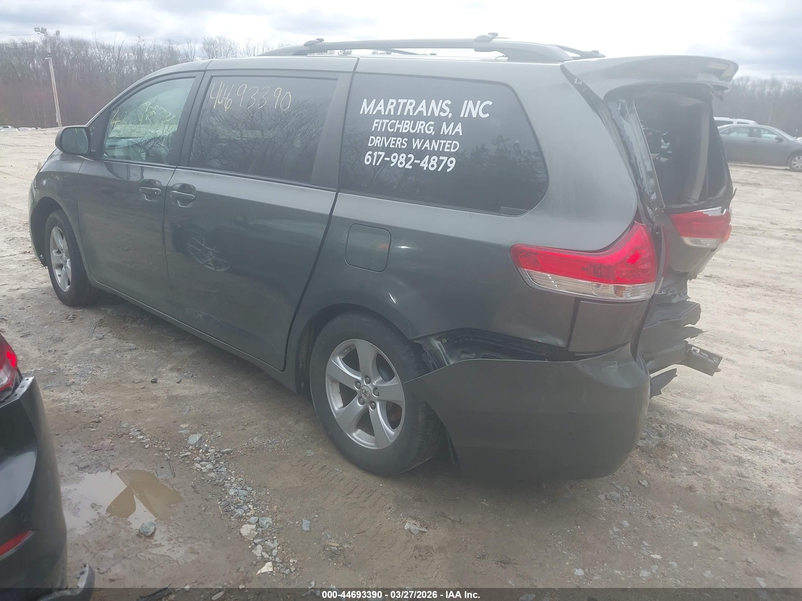 2012 Toyota Sienna Le V6 8 Passenger Green vin: 5TDKK3DCXCS212687