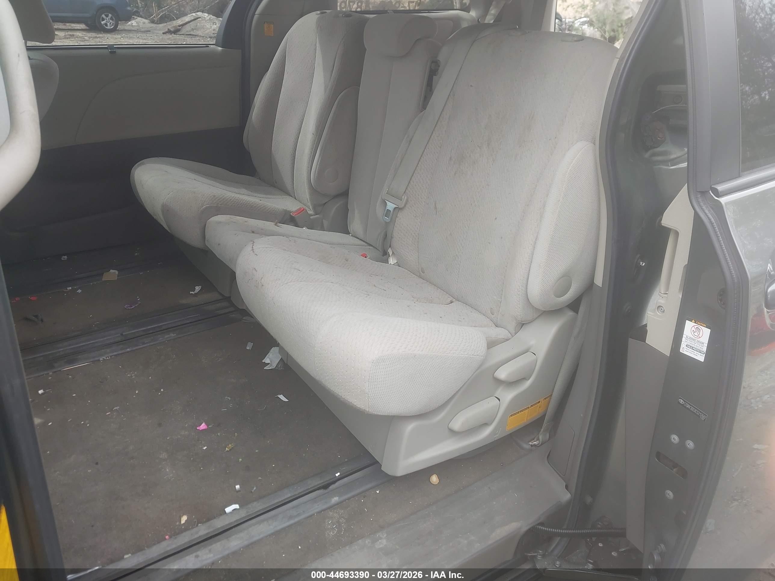 2012 Toyota Sienna Le V6 8 Passenger Green vin: 5TDKK3DCXCS212687