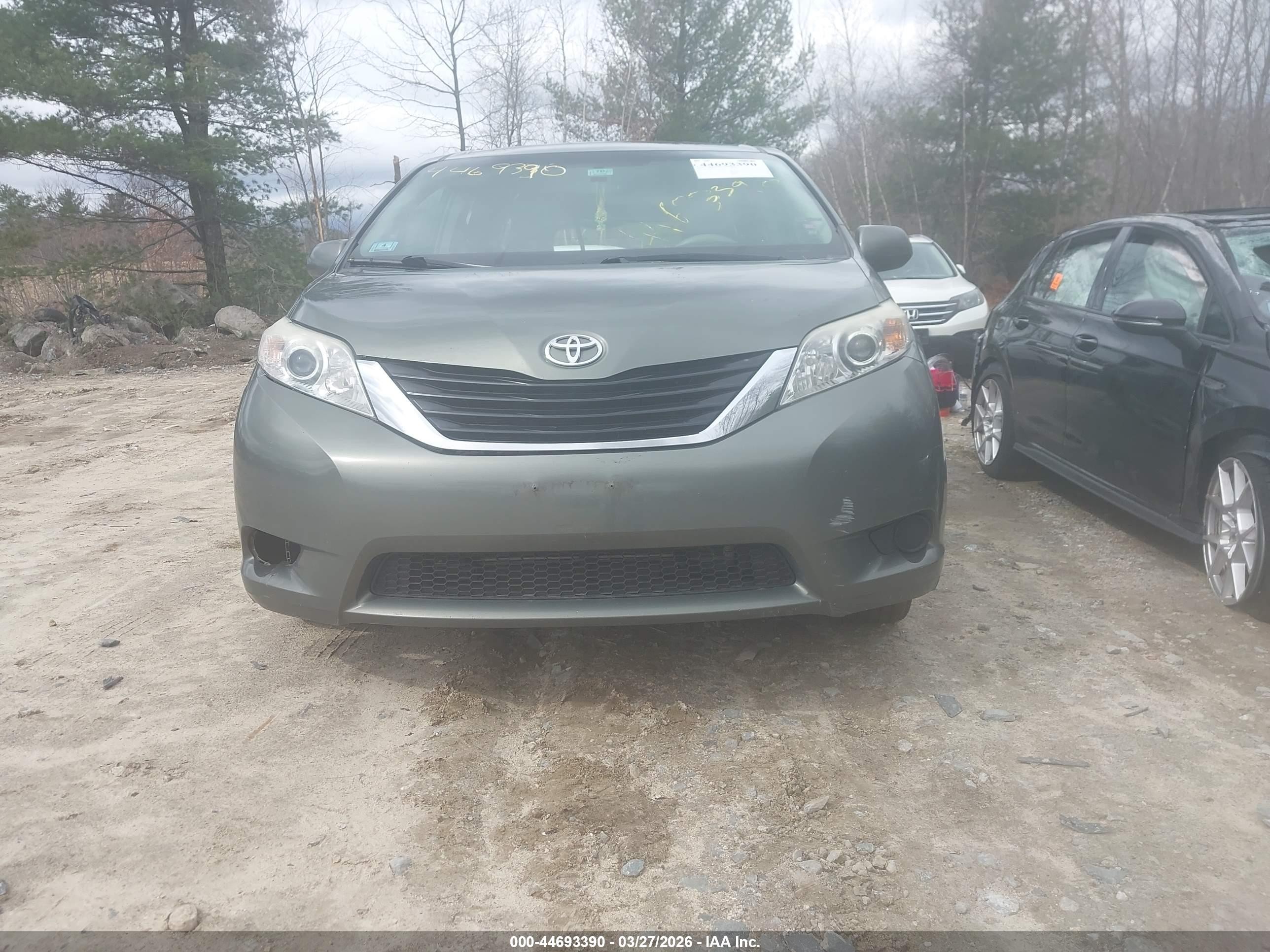 2012 Toyota Sienna Le V6 8 Passenger Green vin: 5TDKK3DCXCS212687