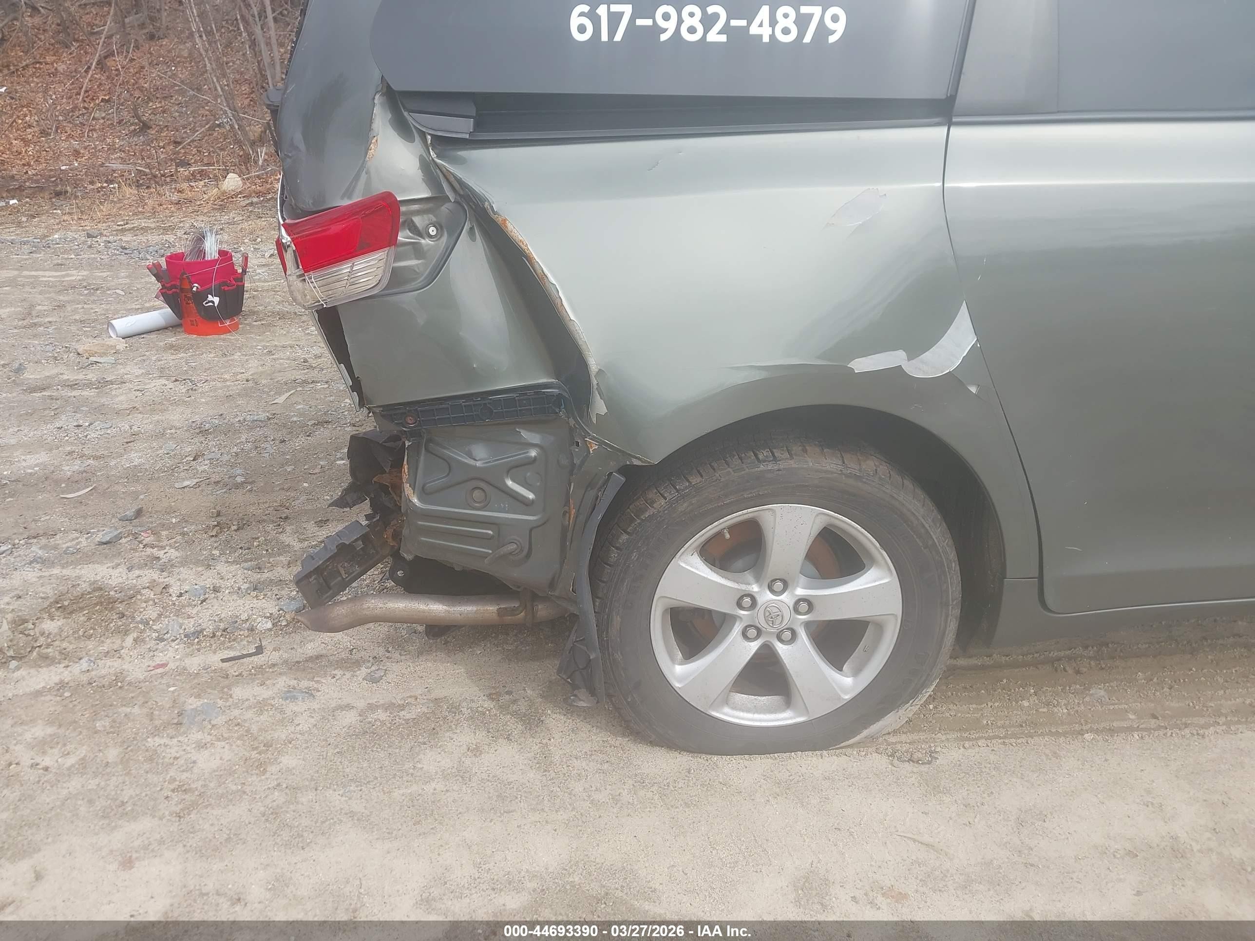 2012 Toyota Sienna Le V6 8 Passenger Green vin: 5TDKK3DCXCS212687