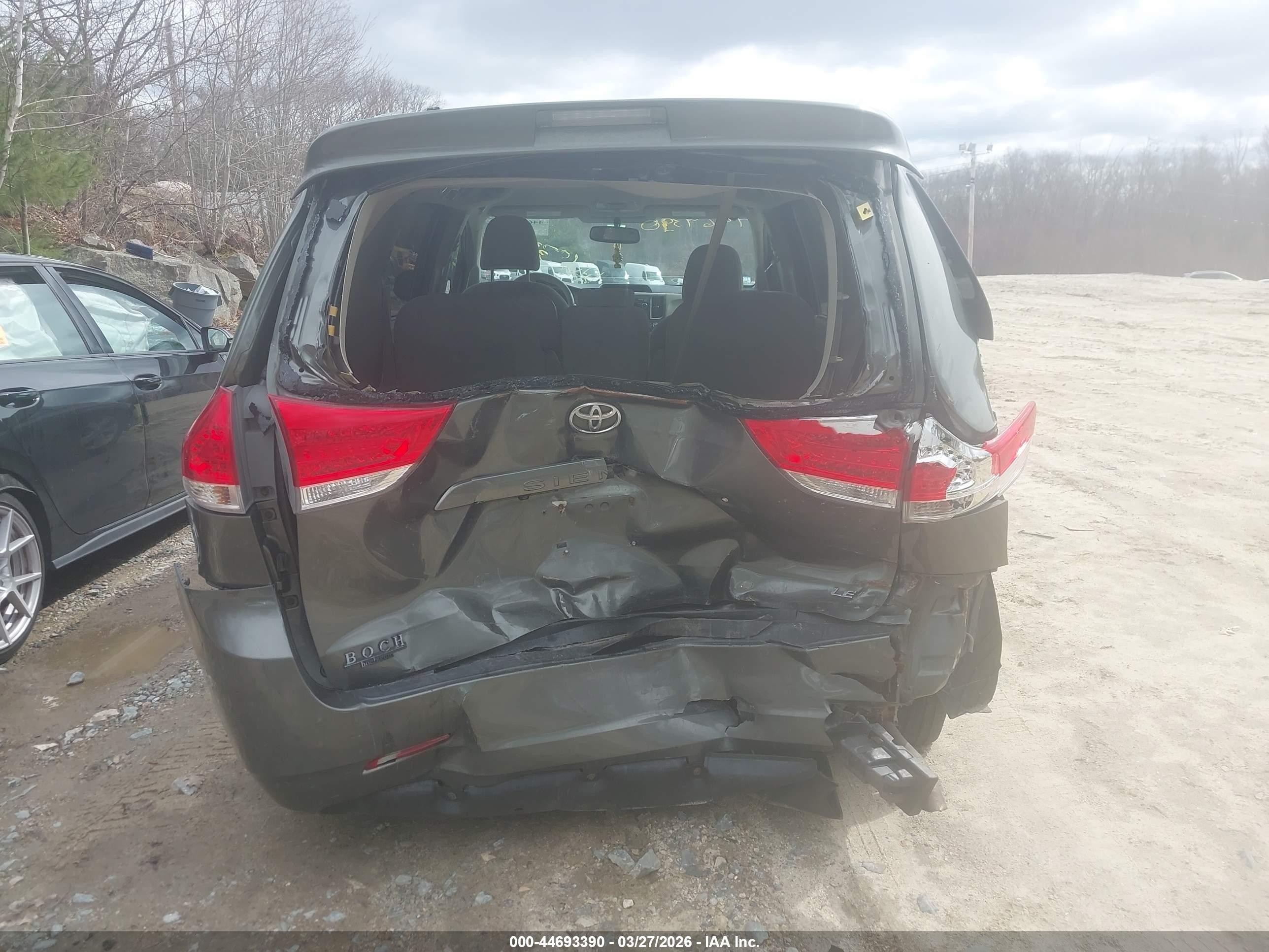 2012 Toyota Sienna Le V6 8 Passenger Green vin: 5TDKK3DCXCS212687
