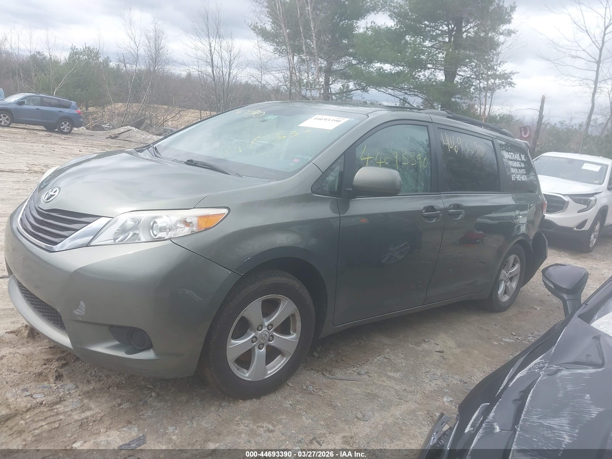 2012 Toyota Sienna Le V6 8 Passenger Green vin: 5TDKK3DCXCS212687