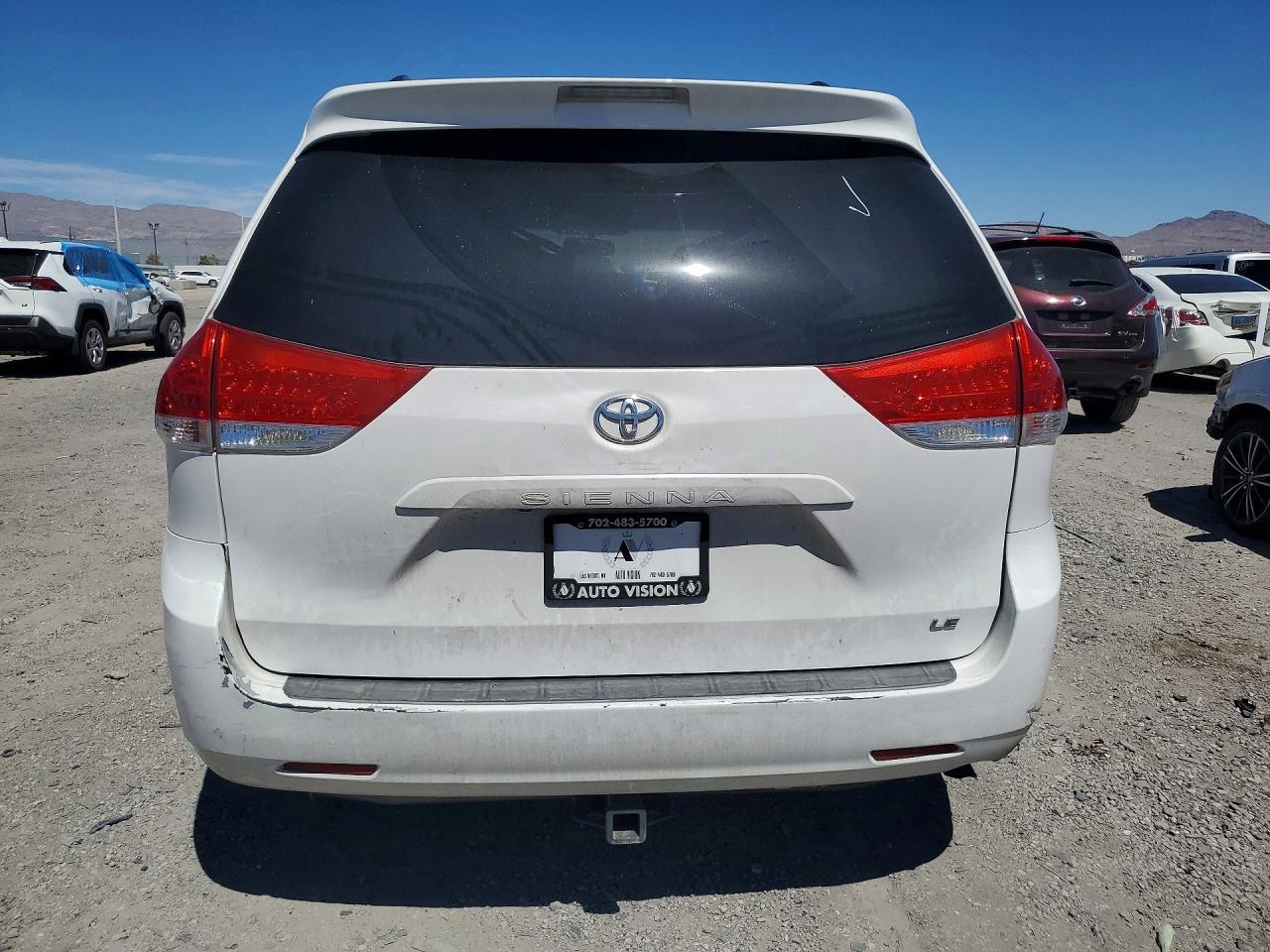 2012 Toyota Sienna Le White vin: 5TDKK3DCXCS229568