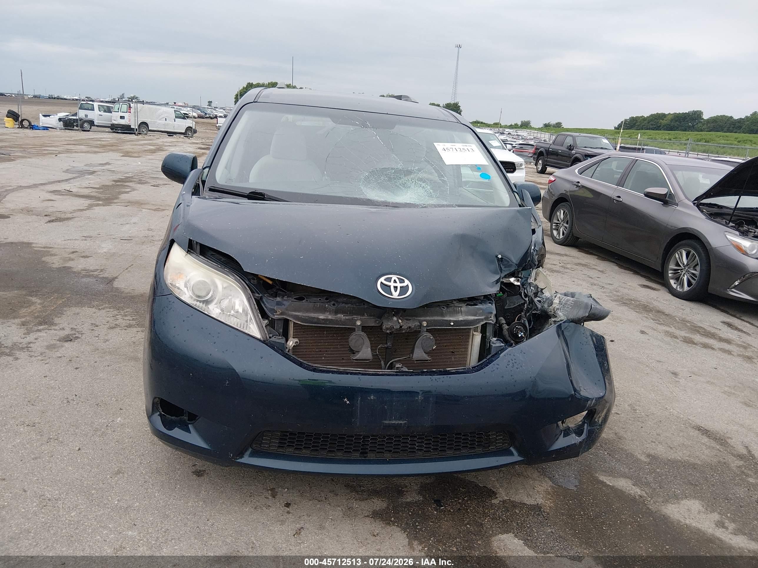 2012 Toyota Sienna Le V6 8 Passenger Blue vin: 5TDKK3DCXCS246564