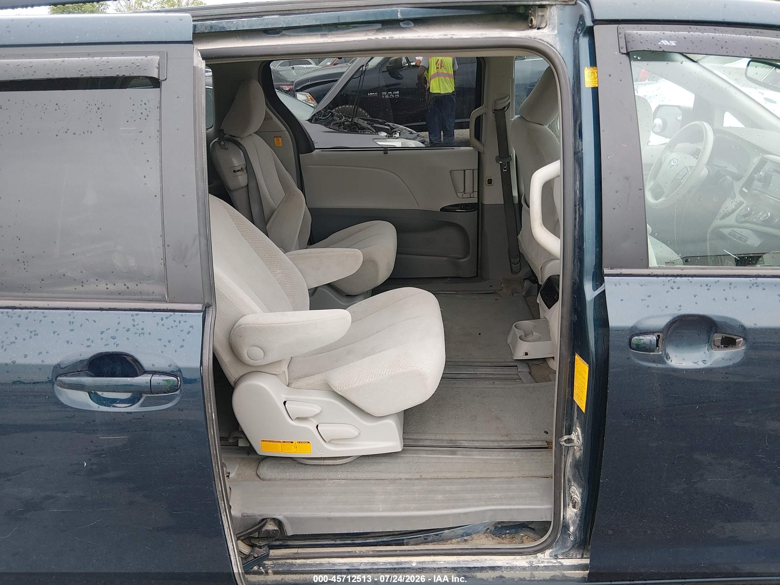 2012 Toyota Sienna Le V6 8 Passenger Blue vin: 5TDKK3DCXCS246564