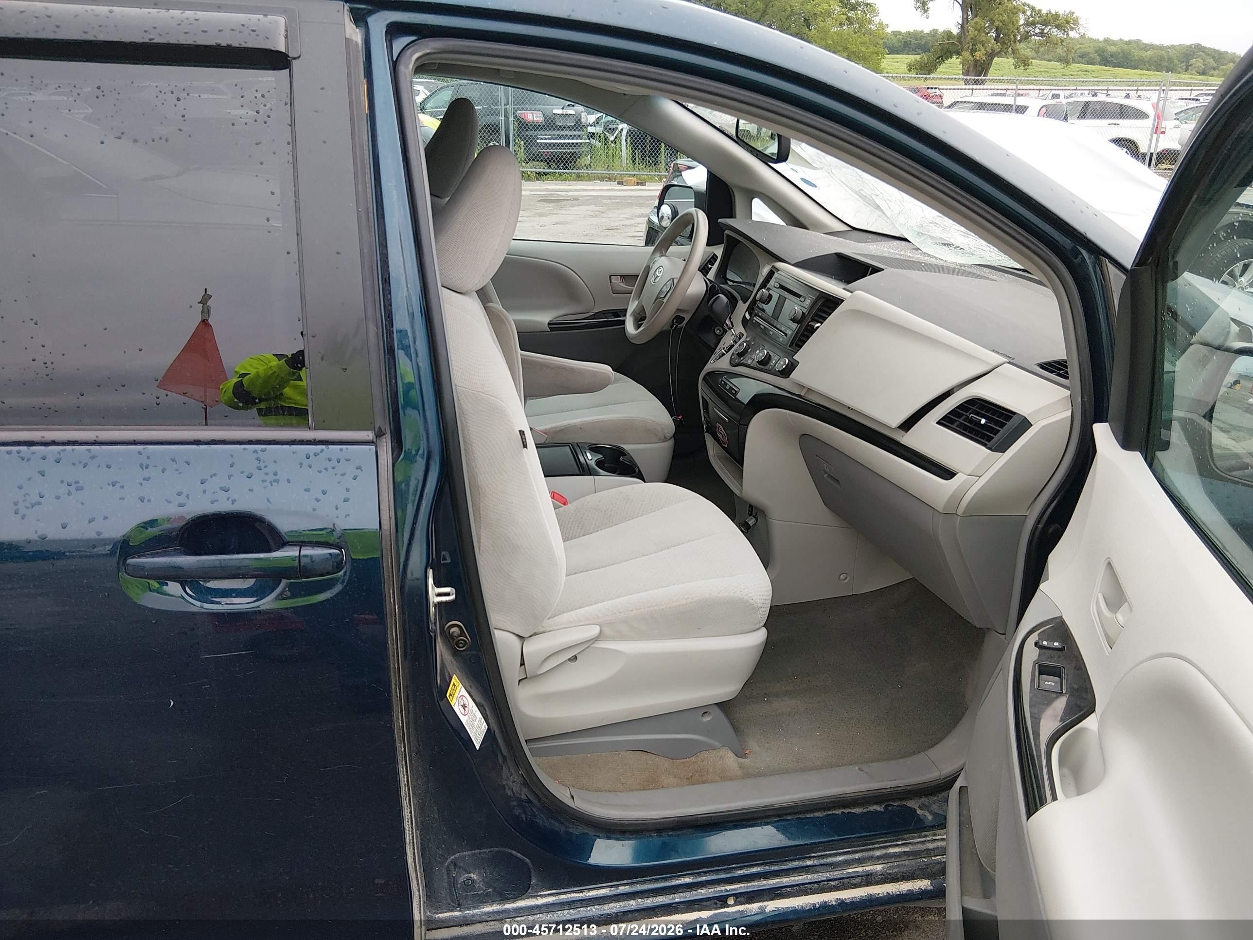 2012 Toyota Sienna Le V6 8 Passenger Blue vin: 5TDKK3DCXCS246564