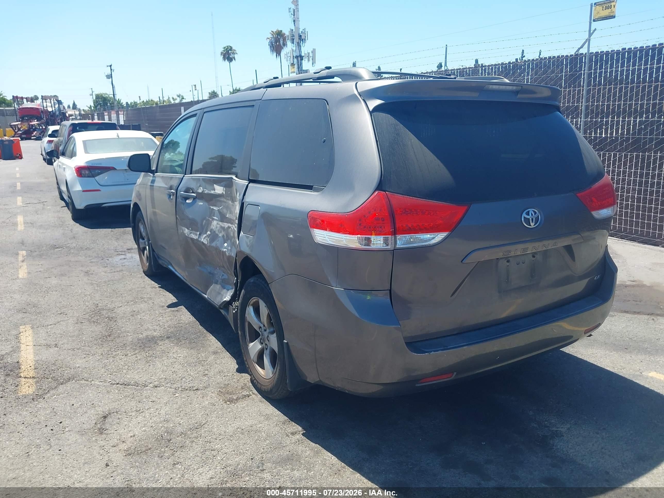 2012 Toyota Sienna Le V6 8 Passenger Gray vin: 5TDKK3DCXCS256611