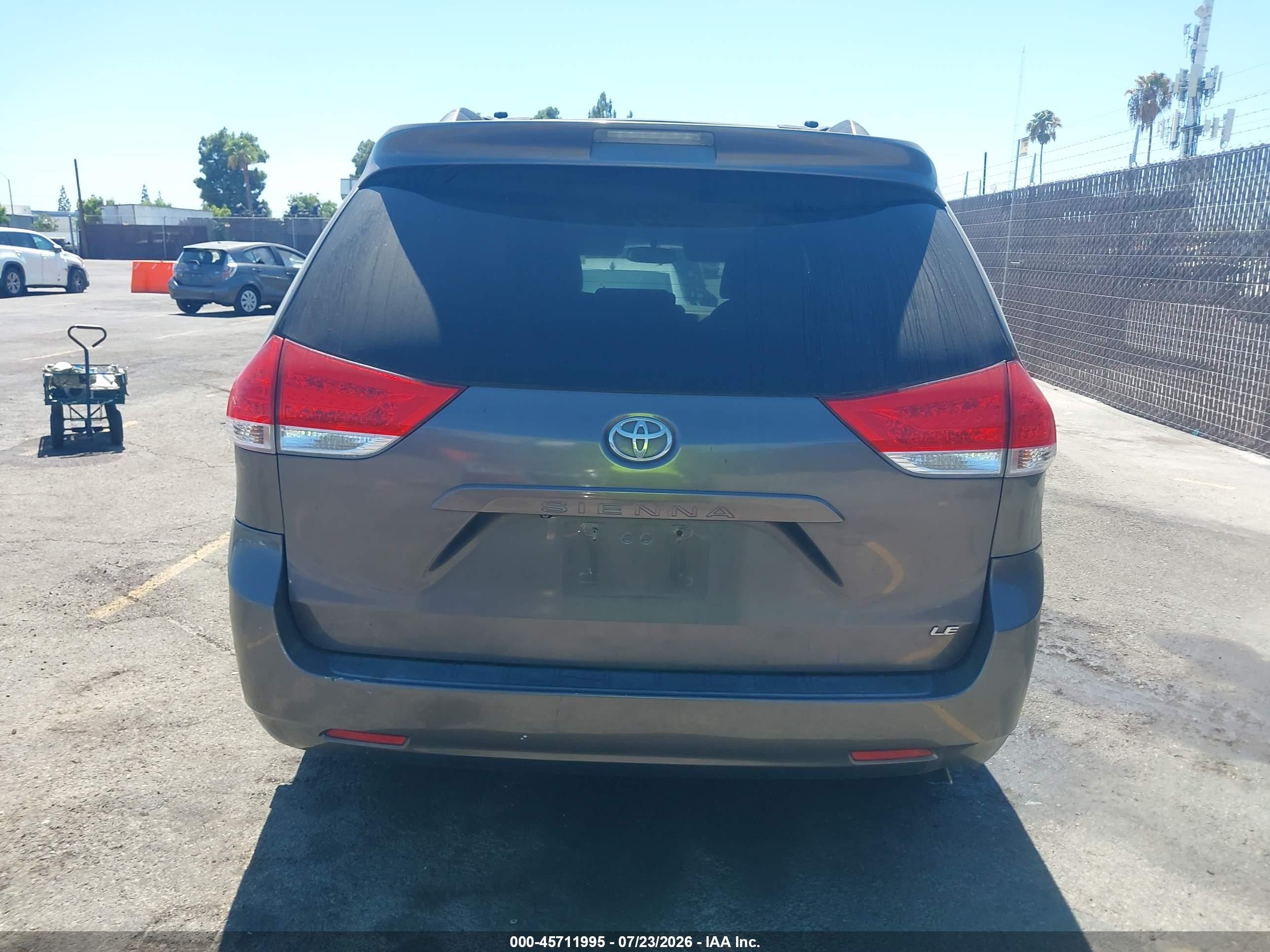 2012 Toyota Sienna Le V6 8 Passenger Gray vin: 5TDKK3DCXCS256611