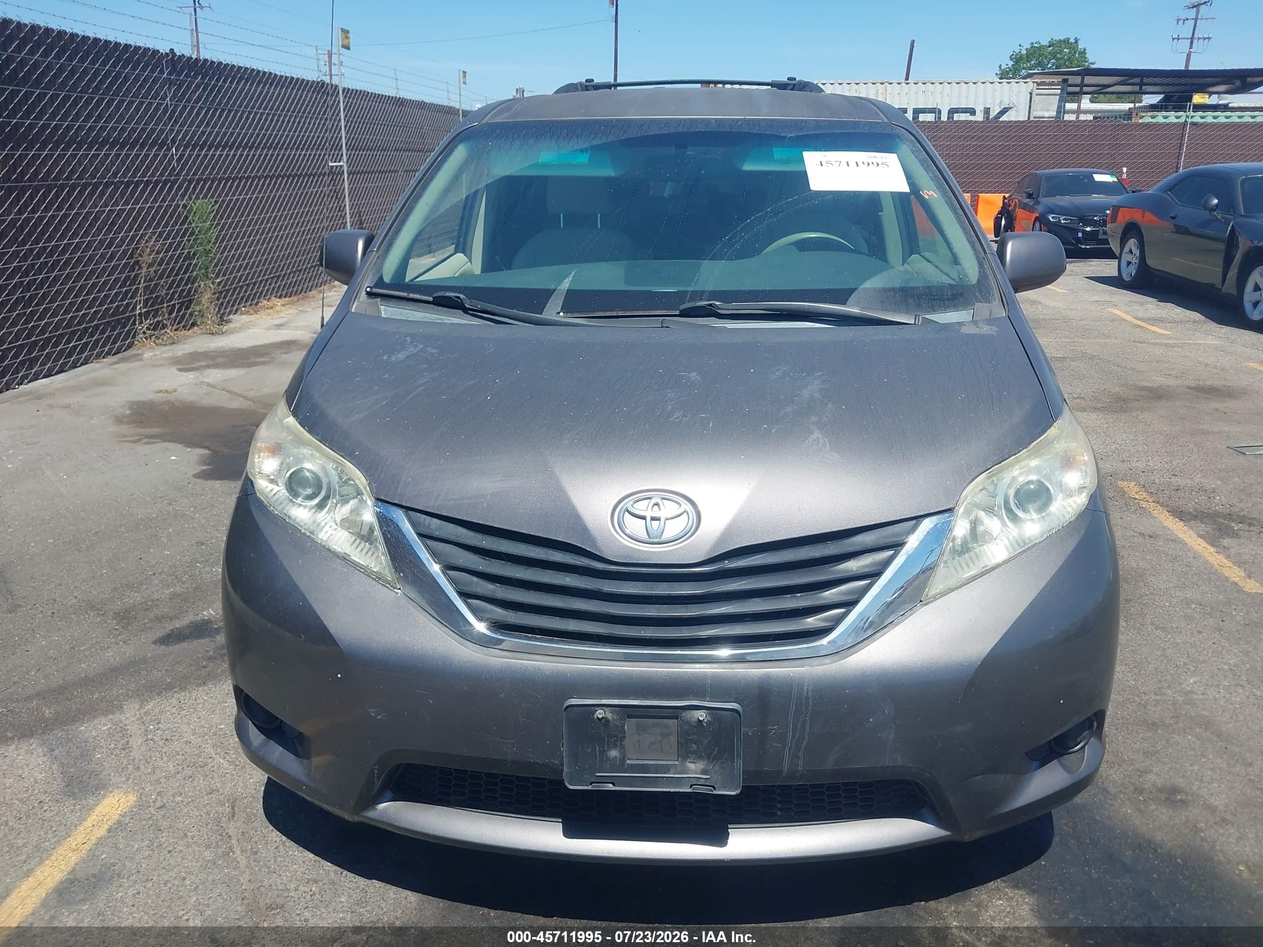 2012 Toyota Sienna Le V6 8 Passenger Gray vin: 5TDKK3DCXCS256611
