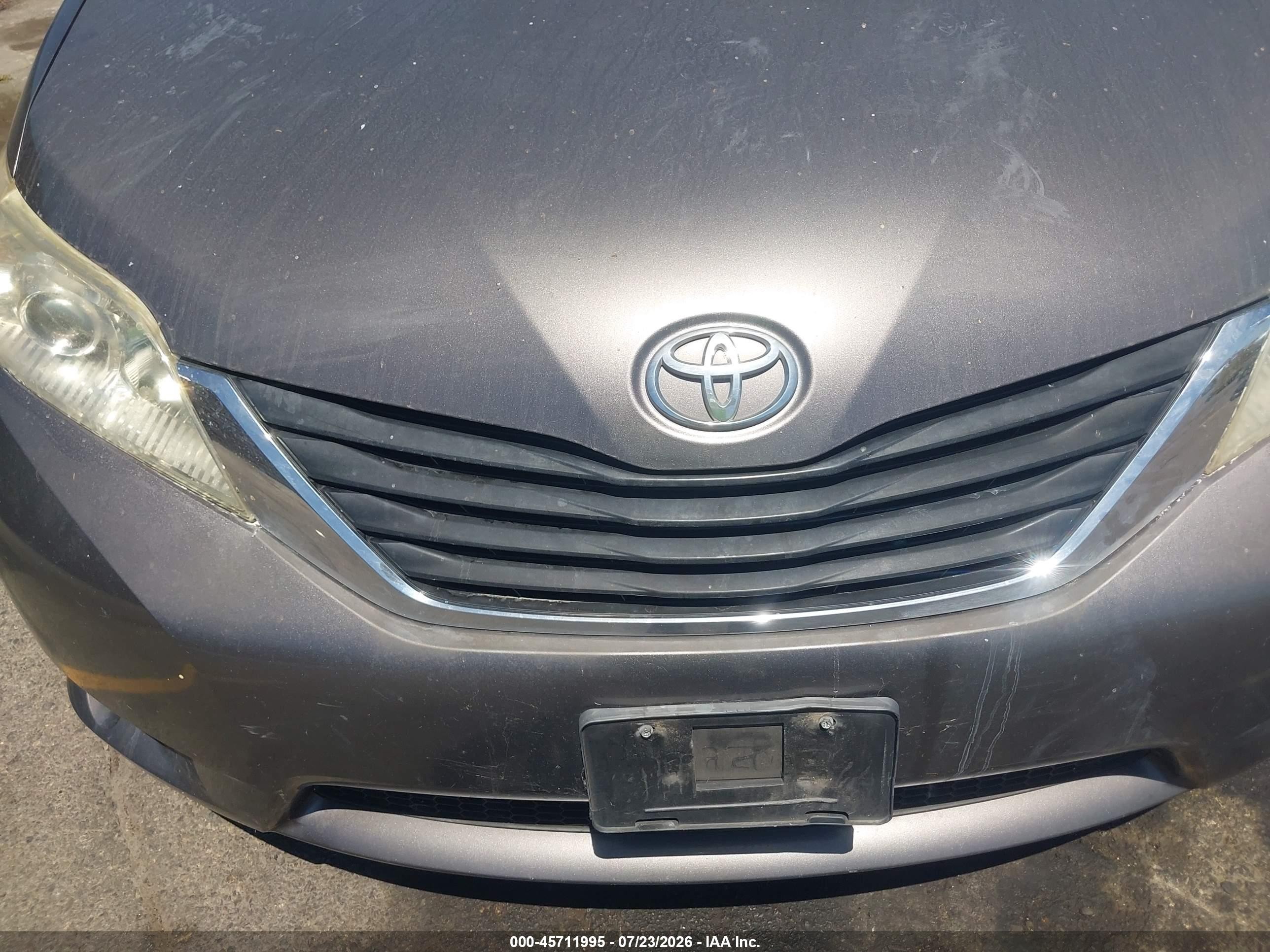 2012 Toyota Sienna Le V6 8 Passenger Gray vin: 5TDKK3DCXCS256611
