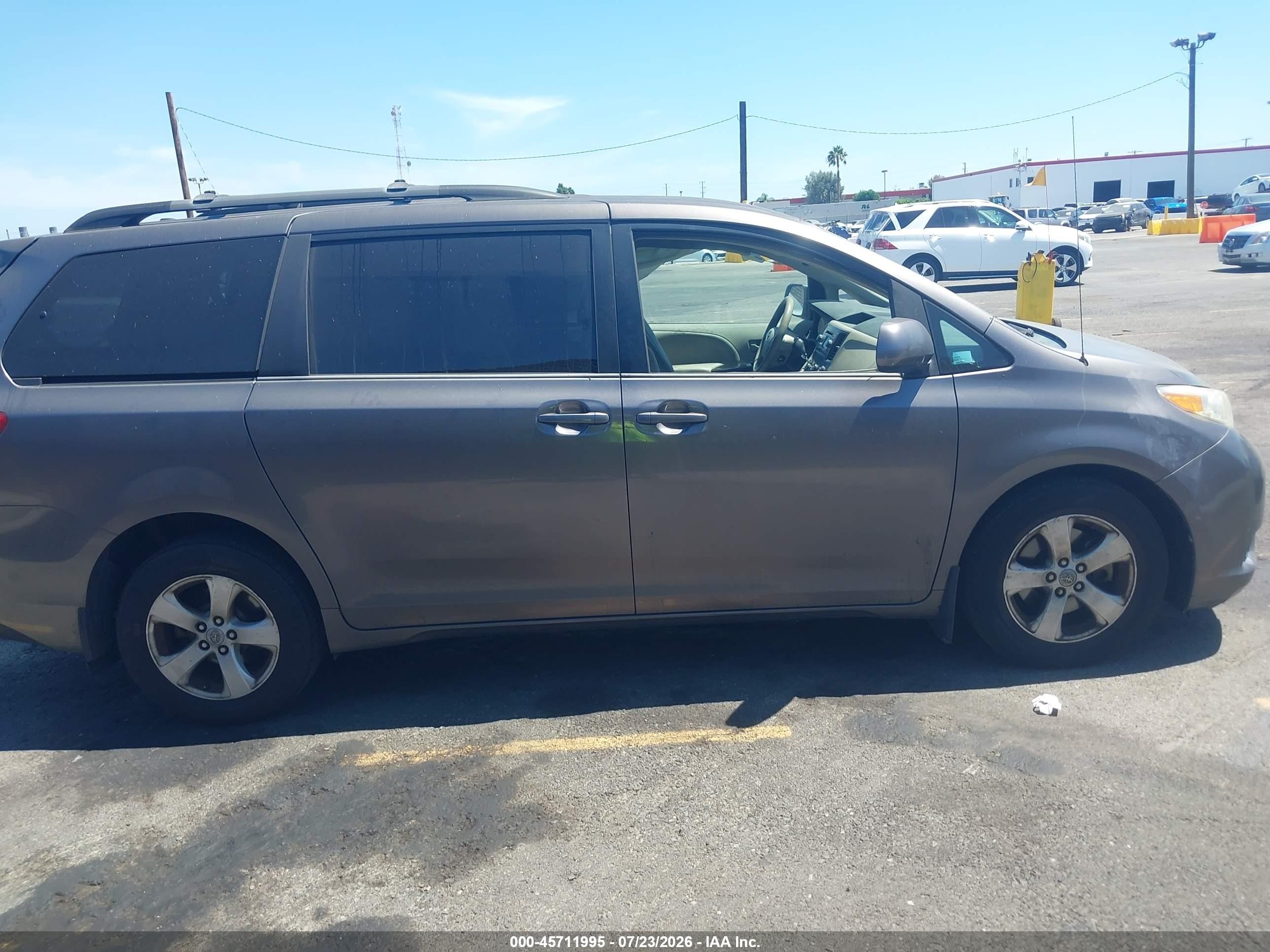2012 Toyota Sienna Le V6 8 Passenger Gray vin: 5TDKK3DCXCS256611