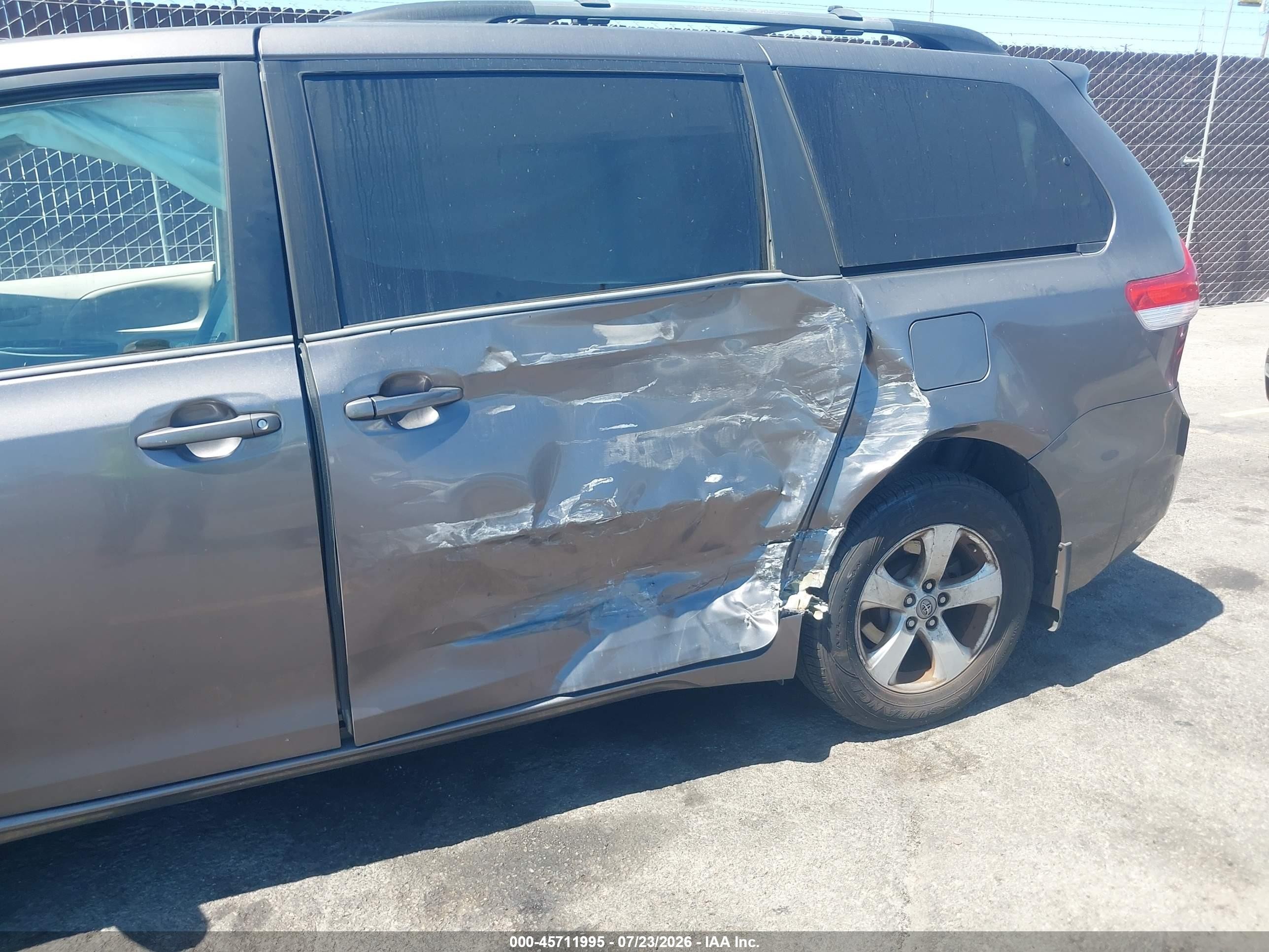 2012 Toyota Sienna Le V6 8 Passenger Gray vin: 5TDKK3DCXCS256611