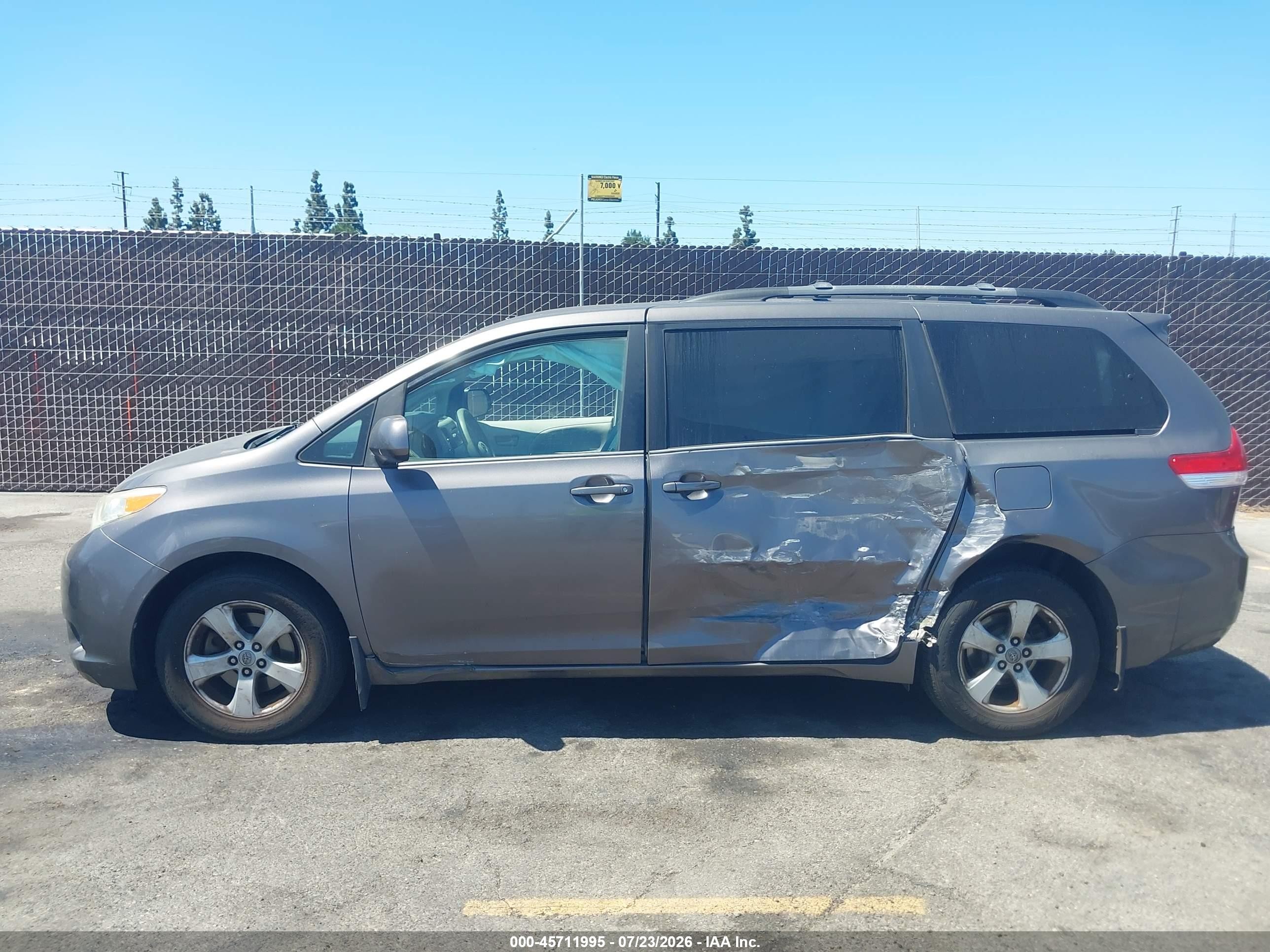 2012 Toyota Sienna Le V6 8 Passenger Gray vin: 5TDKK3DCXCS256611