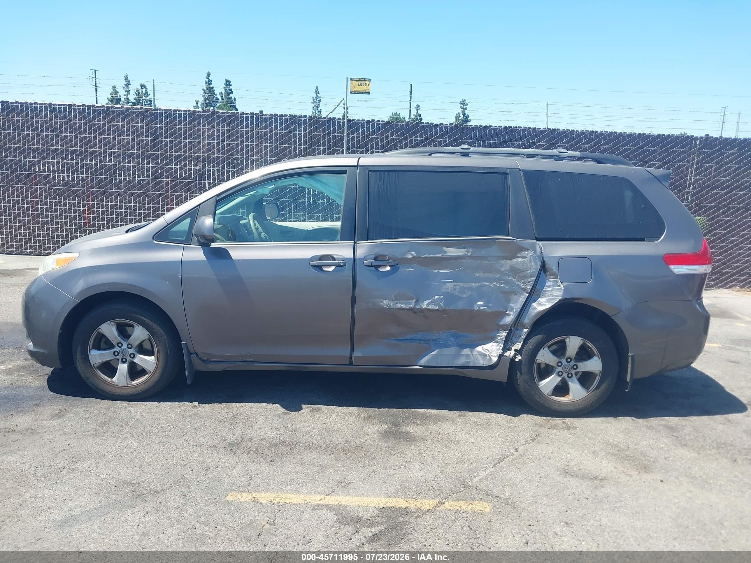 2012 Toyota Sienna Le V6 8 Passenger Gray vin: 5TDKK3DCXCS256611