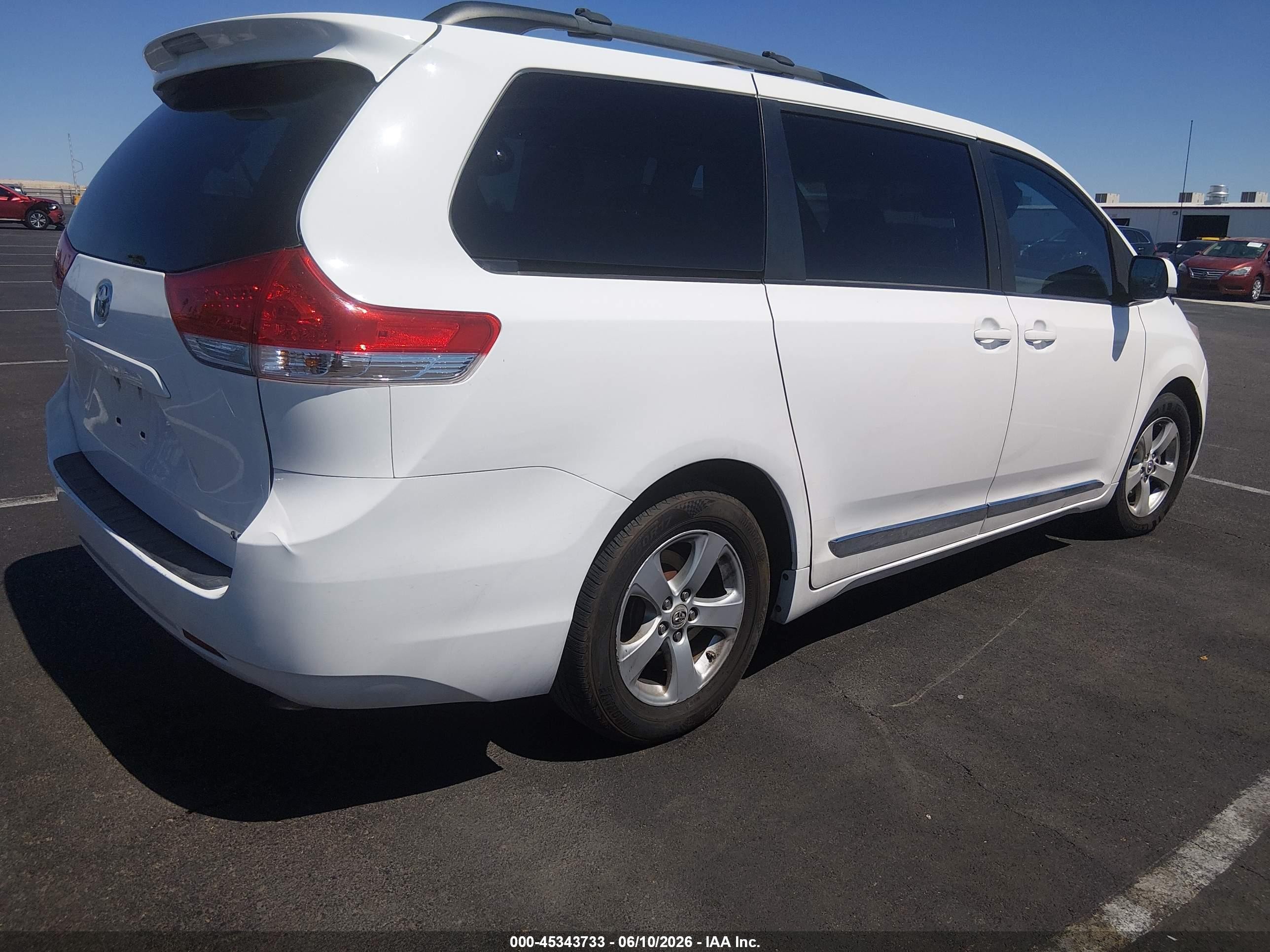 2012 Toyota Sienna Le V6 8 Passenger Белый vin: 5TDKK3DCXCS259315